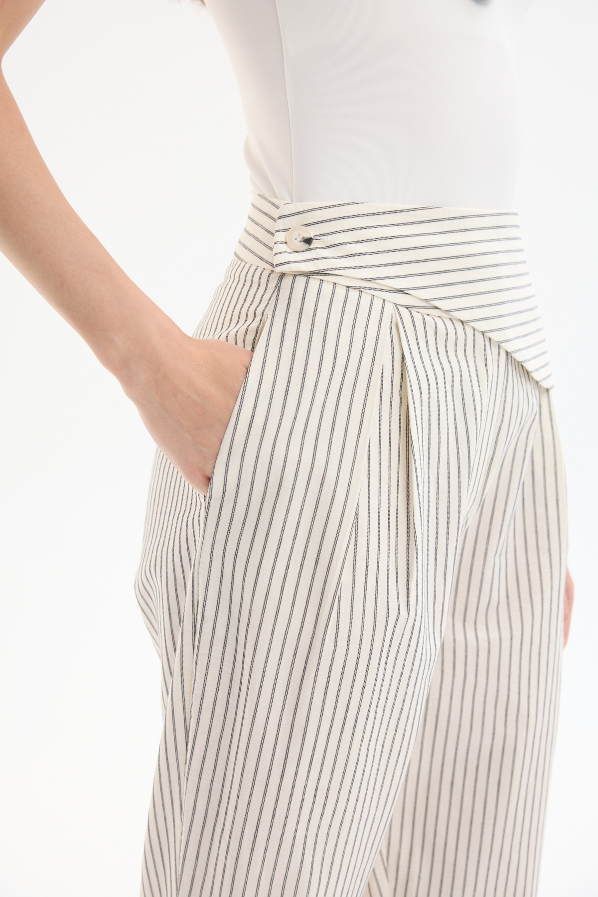 Quzu  Asimetrik Bel Detaylı Çizgili Pantolon Bej - Görsel 4