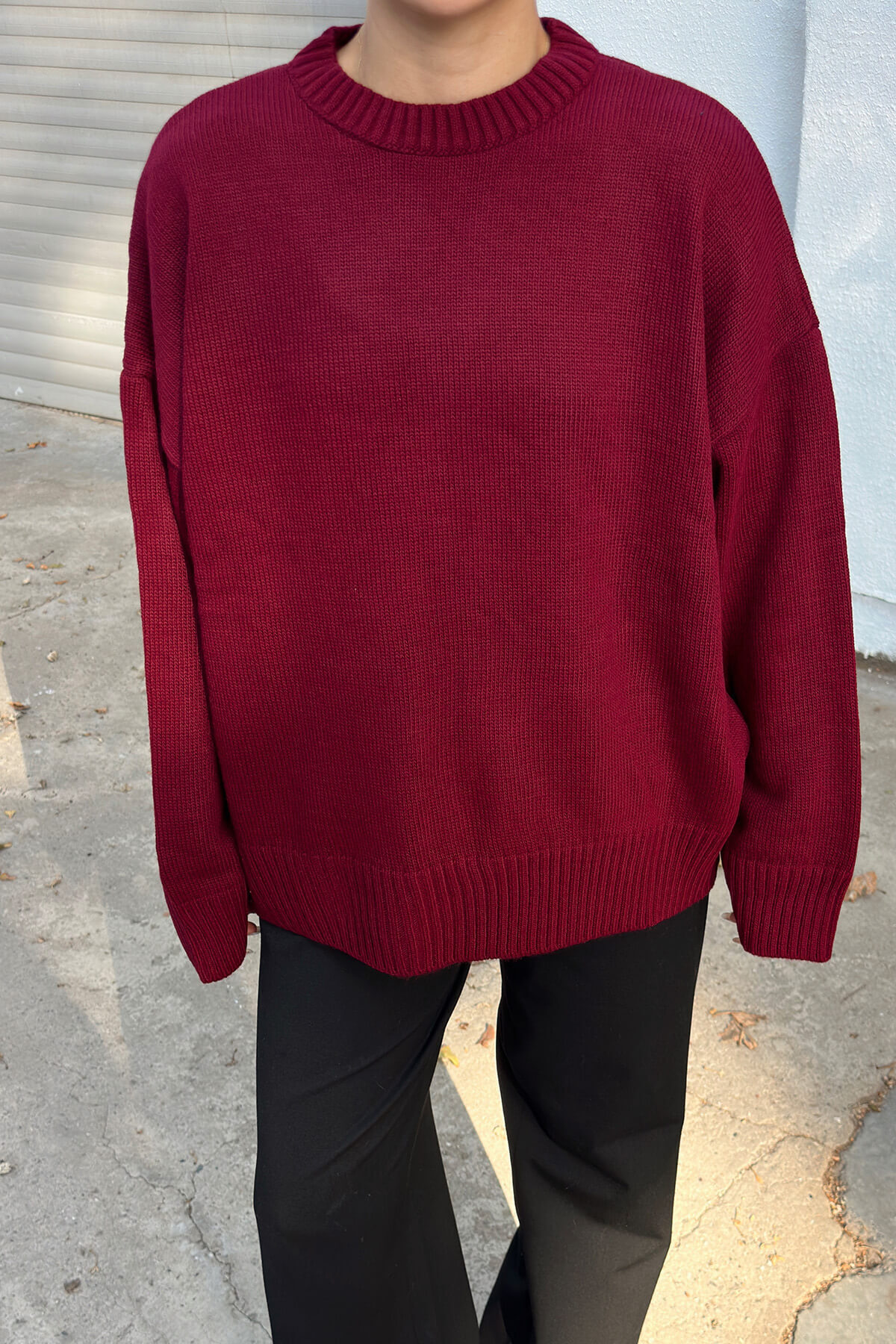 Swist Burgundowy sweter z okrągłym dekoltem i oversize'owym dzianinowym kołnierzem damskim