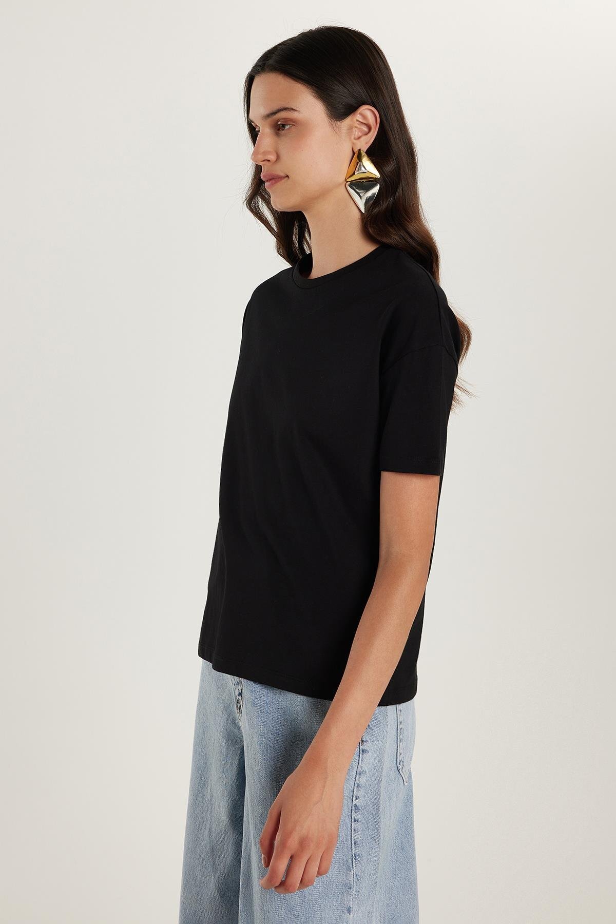 Tudors  Kadın Relax Fit Rahat Kesim %100 Pamuk Bisiklet Yaka Siyah Tişört - Görsel 4