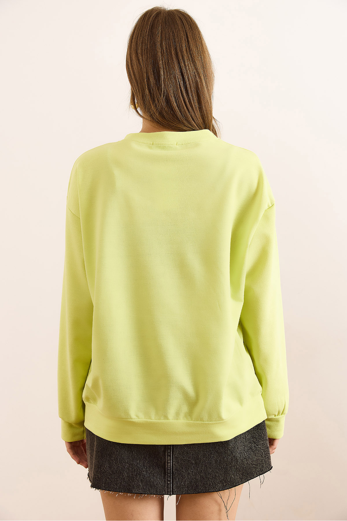 Olalook  Kadın Düz Neon Sarı Basic Yumuşak Dokulu Salaş Sweatshirt SWT-19000457 - Görsel 2
