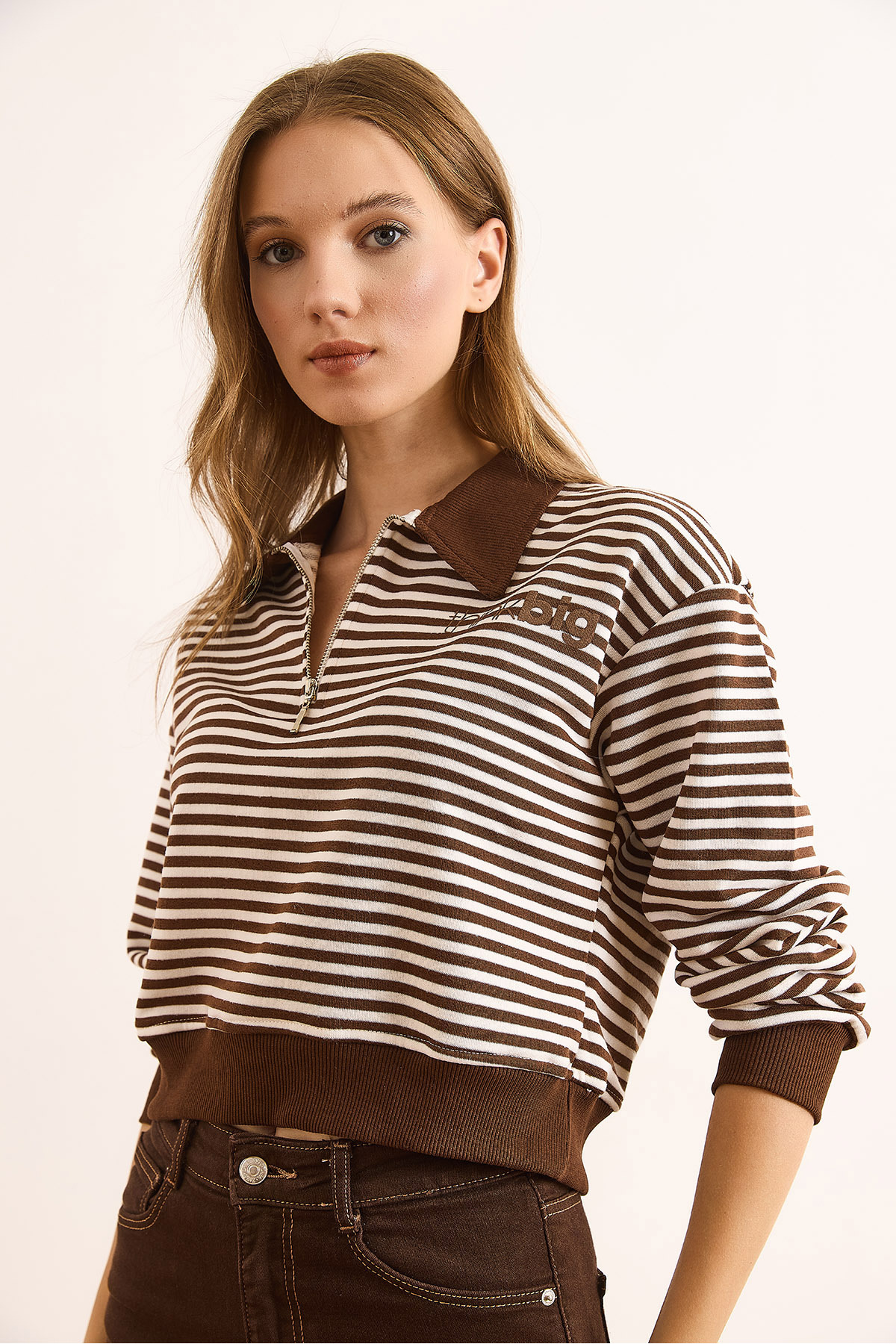 Olalook  Kadın Kahverengi Polo Yaka Fermuarlı Çizgili Şardonsuz Crop Sweatshirt SWT-19000746 - Görsel 3