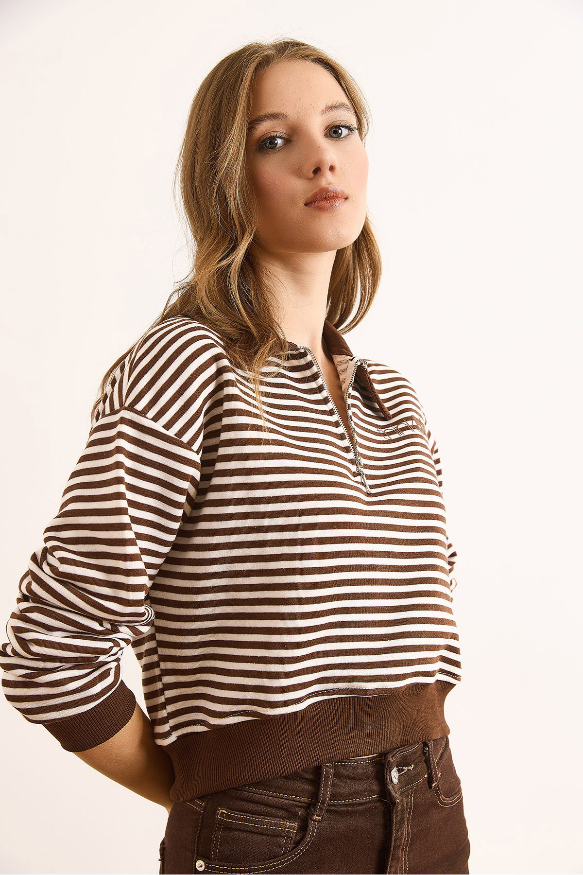 Olalook  Kadın Kahverengi Polo Yaka Fermuarlı Çizgili Şardonsuz Crop Sweatshirt SWT-19000746 - Görsel 6