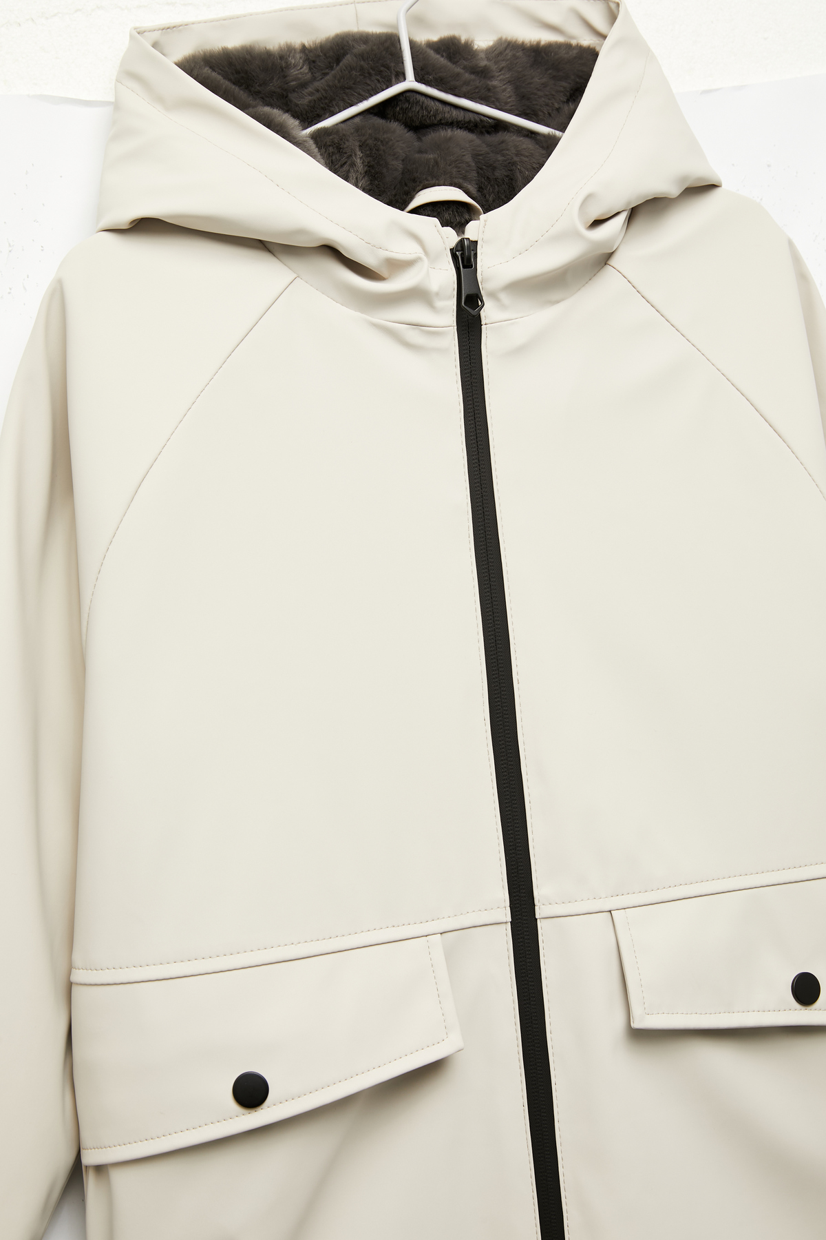 Koton Uzun Kollu Kapaklı Cepli Fermuarlı Kapşonlu Yağmurluk fotoğrafı 3 (önizleme)