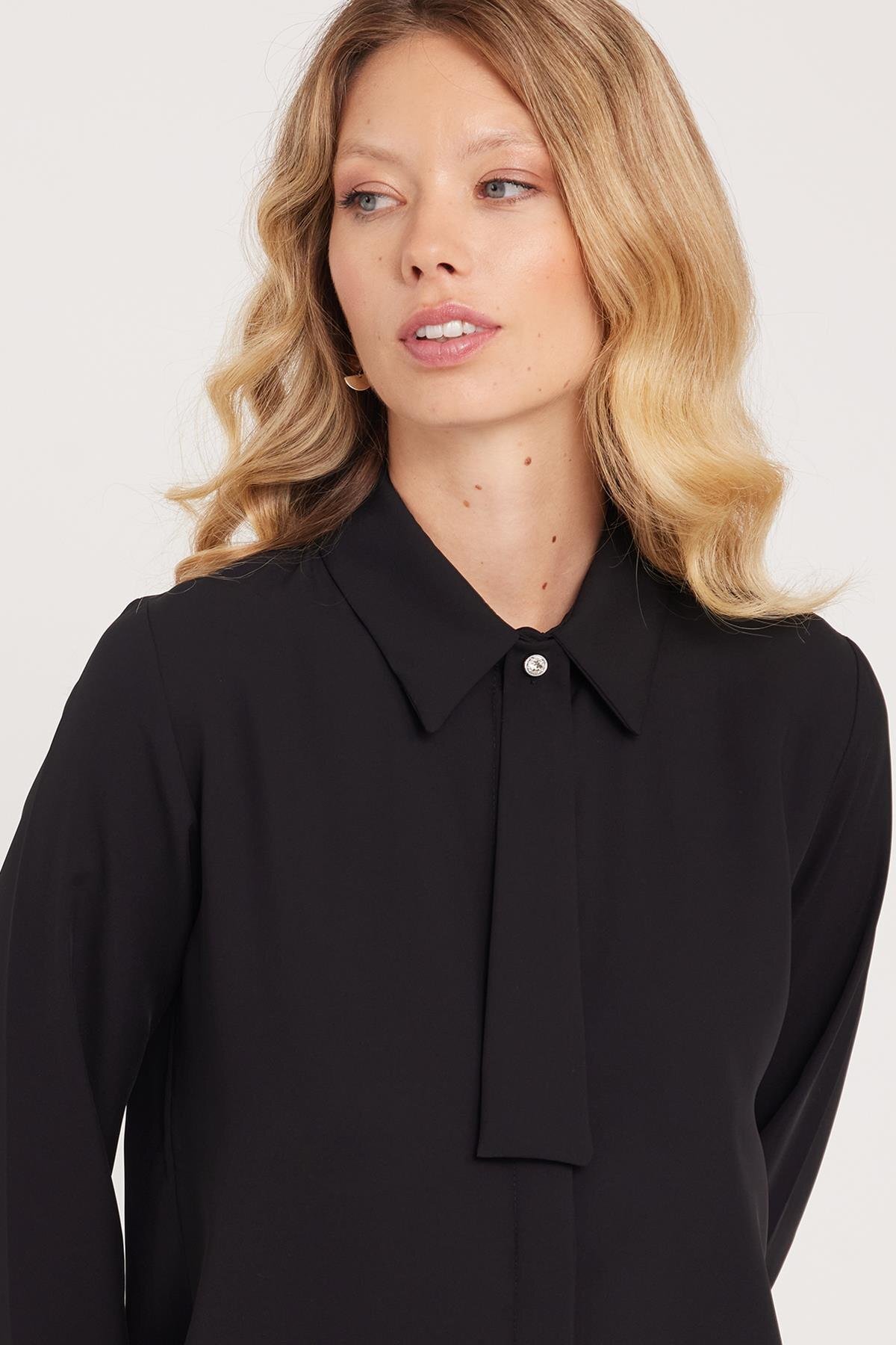 Tudors  Kadın Standart Fit Normal Kesim Fiyonklu Siyah Gömlek