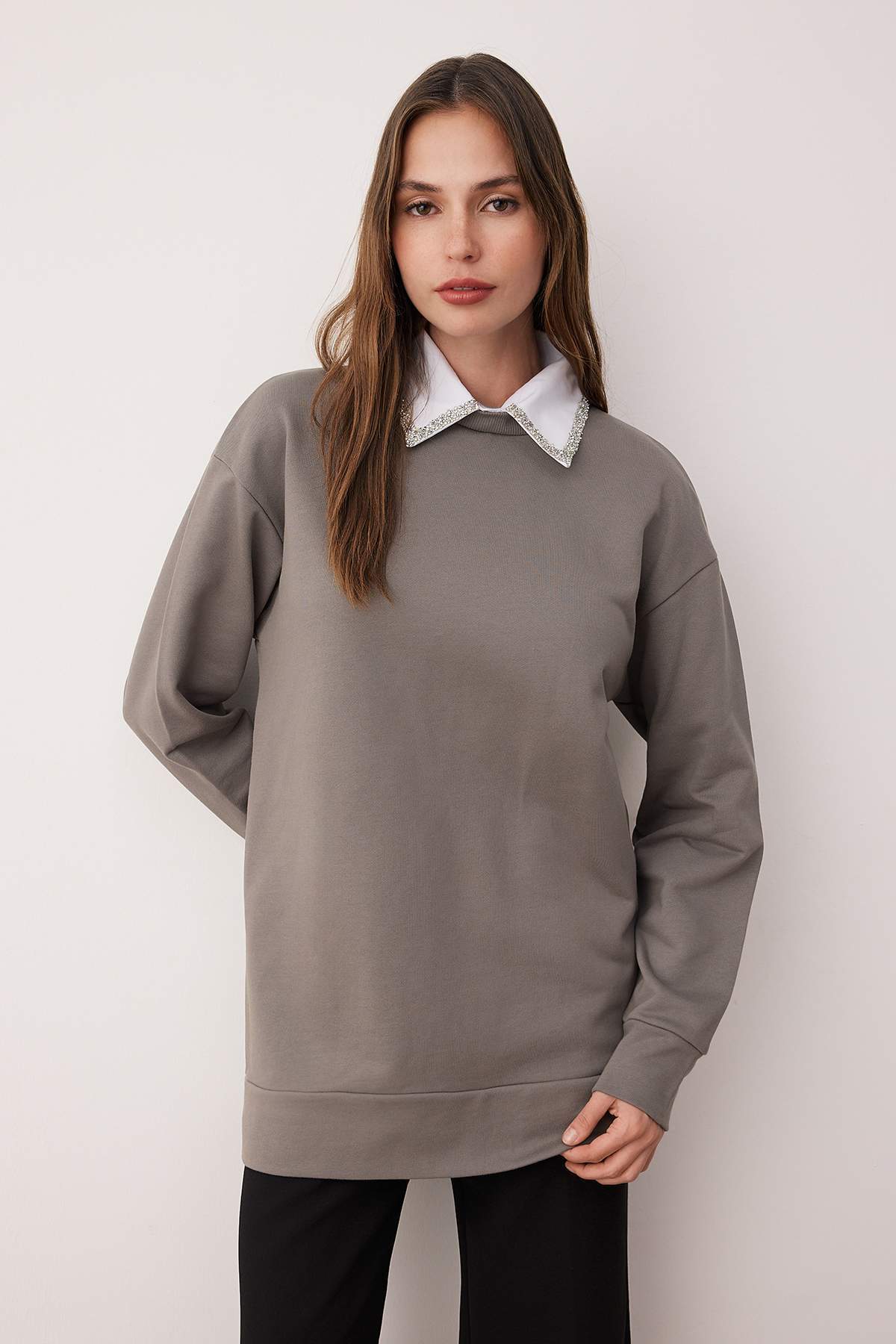 Trendyol Modest Antracytowa bluza z odpinanym kołnierzem i detalami z kamieni...