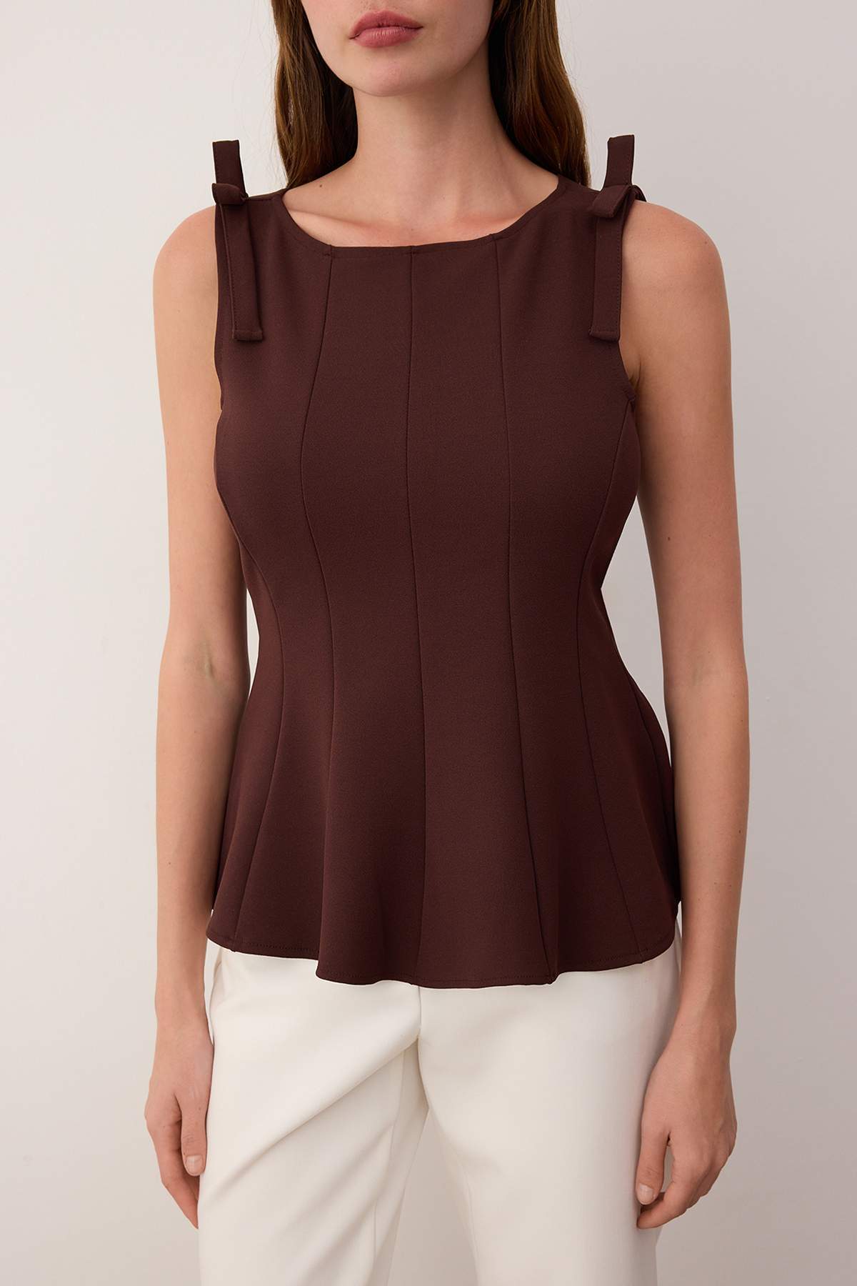 Trendyolmilla  Kahverengi Sıfır Kol Peplum Belden Oturmalı Omuz Fiyonk Detaylı Örme Bluz TWOSS25BZ00482 - Görsel 3