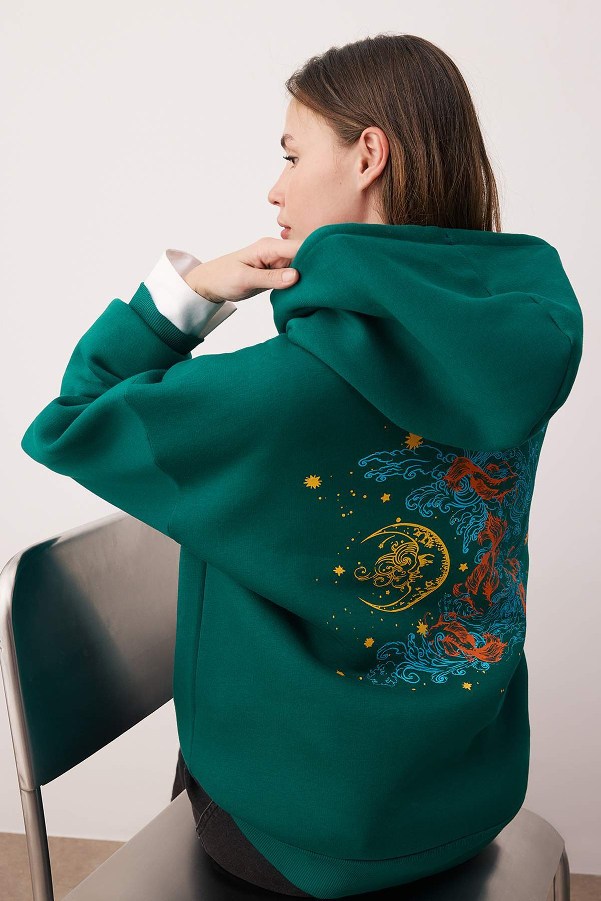 Trendyolmilla  Zümrüt Yeşili Kalın İçi Polarlı Kapüşonlu Baskılı Oversize Örme Sweatshirt TWOAW24SW00136 - Görsel 2