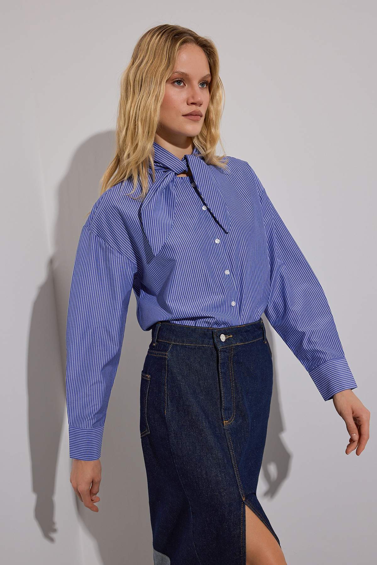 Trendyolmilla  Lacivert Çizgili Fular Bağlamalı Gömlek TWOAW26GO00046 - Görsel 4