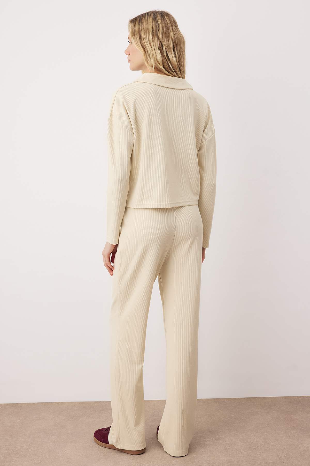 Trendyolmilla  Ekru Selanik Polo Yaka Crop Üst Wide Leg/Geniş Kesim Alt Esnek Örme Alt - Üst Takım TWOAW26AU00053 - Görsel 5