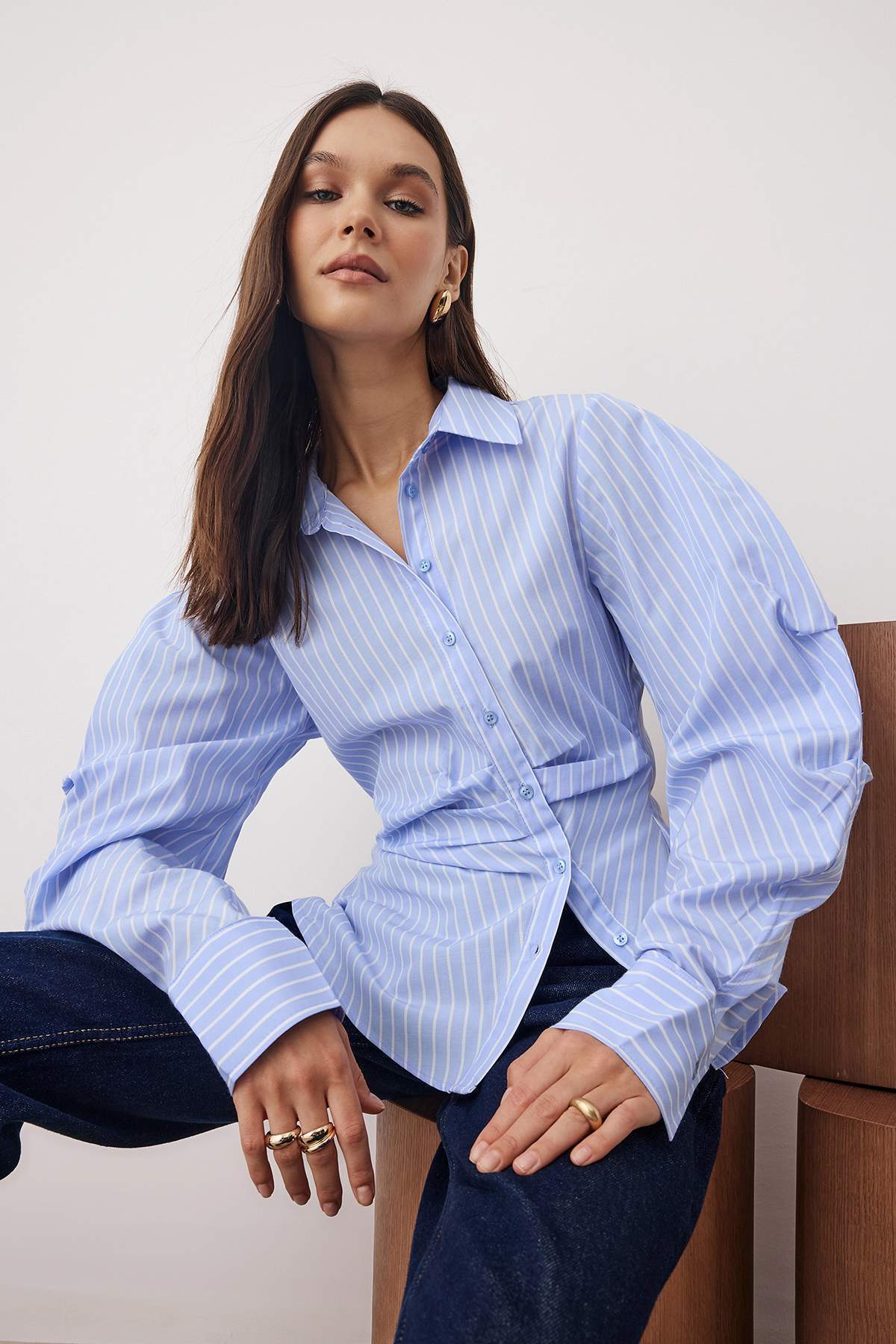 Trendyolmilla  Açık Mavi Balon Kol Detaylı Bele Oturan Asimetrik Fitted Gömlek TWOSS25GO00155 - Görsel 2