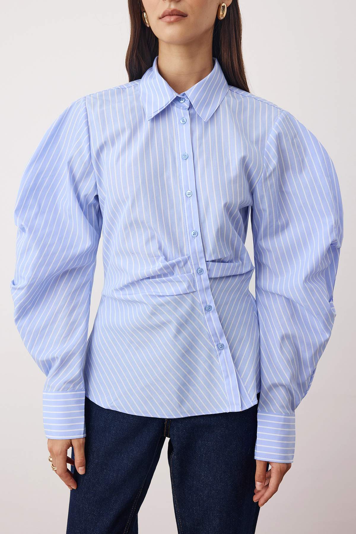 Trendyolmilla  Açık Mavi Balon Kol Detaylı Bele Oturan Asimetrik Fitted Gömlek TWOSS25GO00155 - Görsel 3