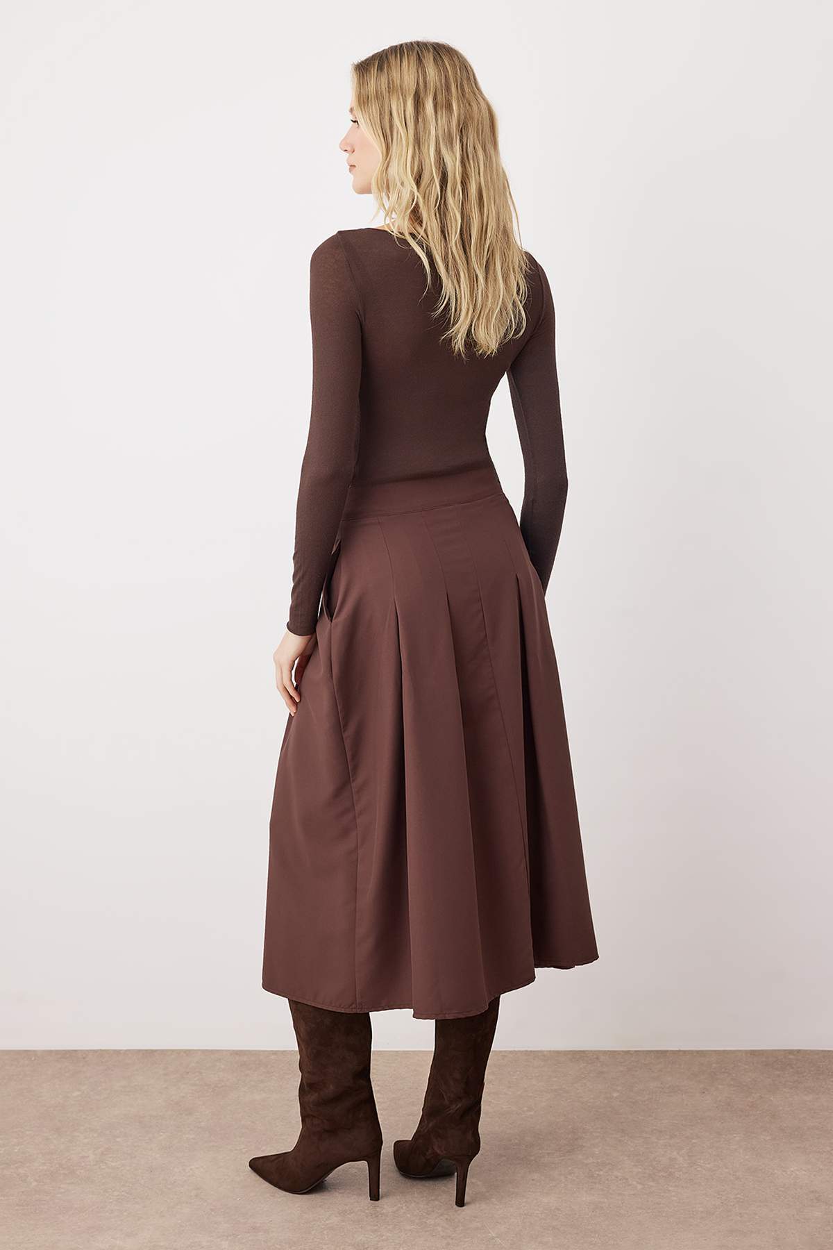 Trendyolmilla  Koyu Kahverengi Pile Detaylı Önden Yırtmaçlı Midi Boy Dokuma Etek TWOSS24ET00169 - Görsel 4