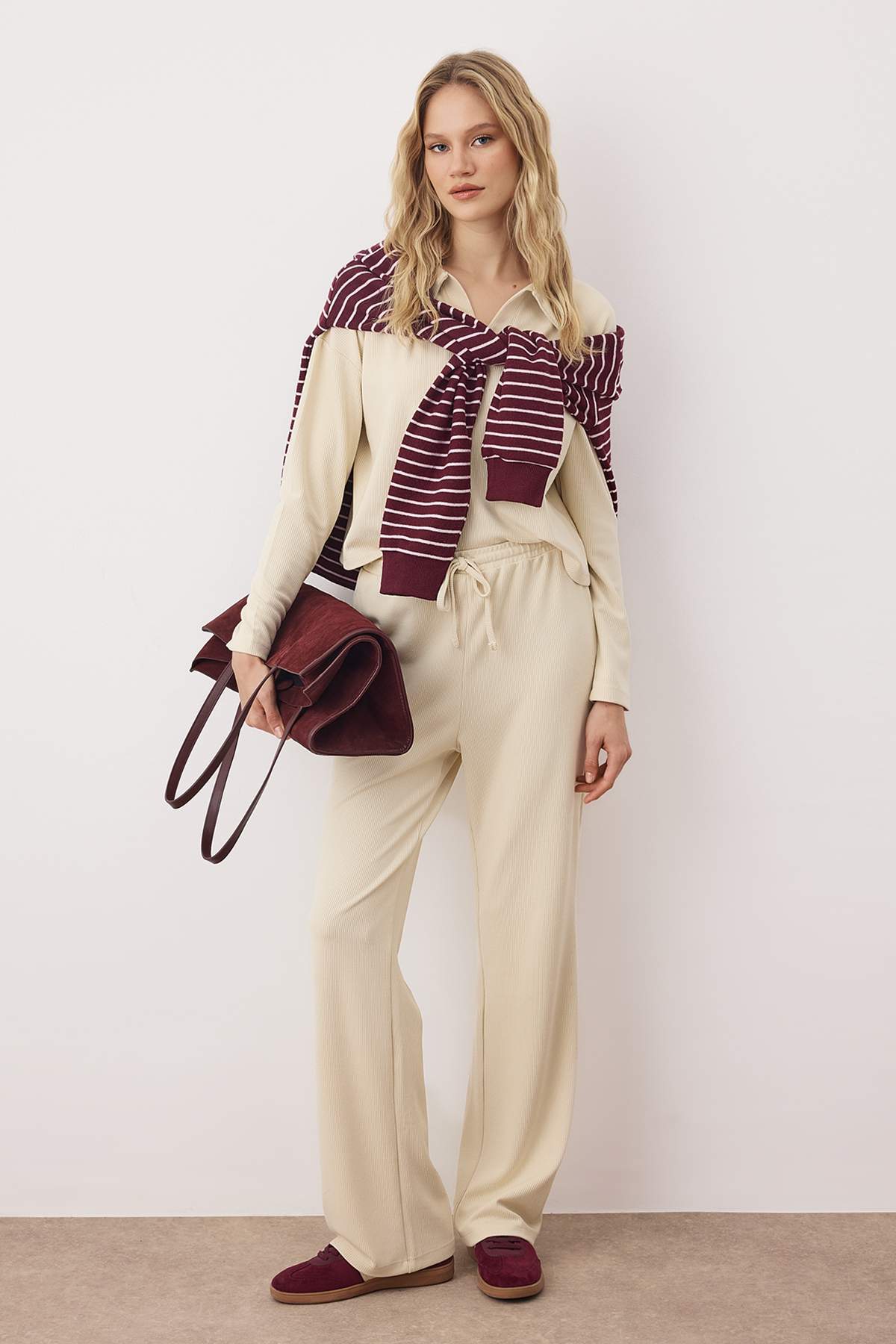 Trendyolmilla  Ekru Selanik Polo Yaka Crop Üst Wide Leg/Geniş Kesim Alt Esnek Örme Alt - Üst Takım TWOAW26AU00053