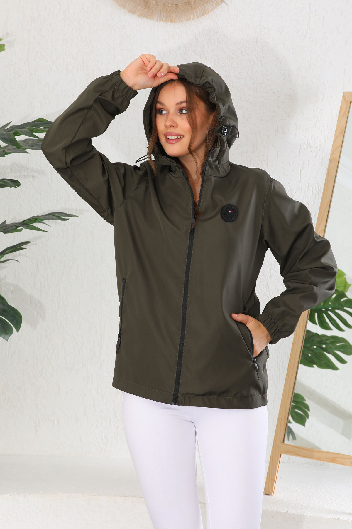 QAWWA  Kadın Kapüşonlu Su ve Rüzgar Geçirmez Cepli İçi Astarlı Ultra Hafif Mevsimlik Yağmurluk - Görsel 2