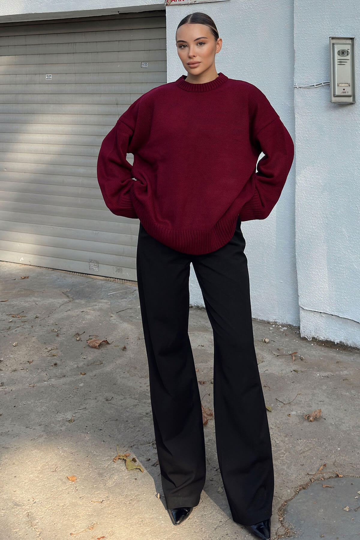 Swist Burgunderfarbener Biscuit-Strickpullover mit Rundhalsausschnitt für Damen