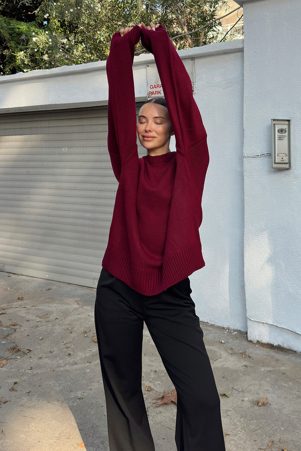 Swist Burgundowy sweter z okrągłym dekoltem i oversize'owym dzianinowym kołnierzem damskim