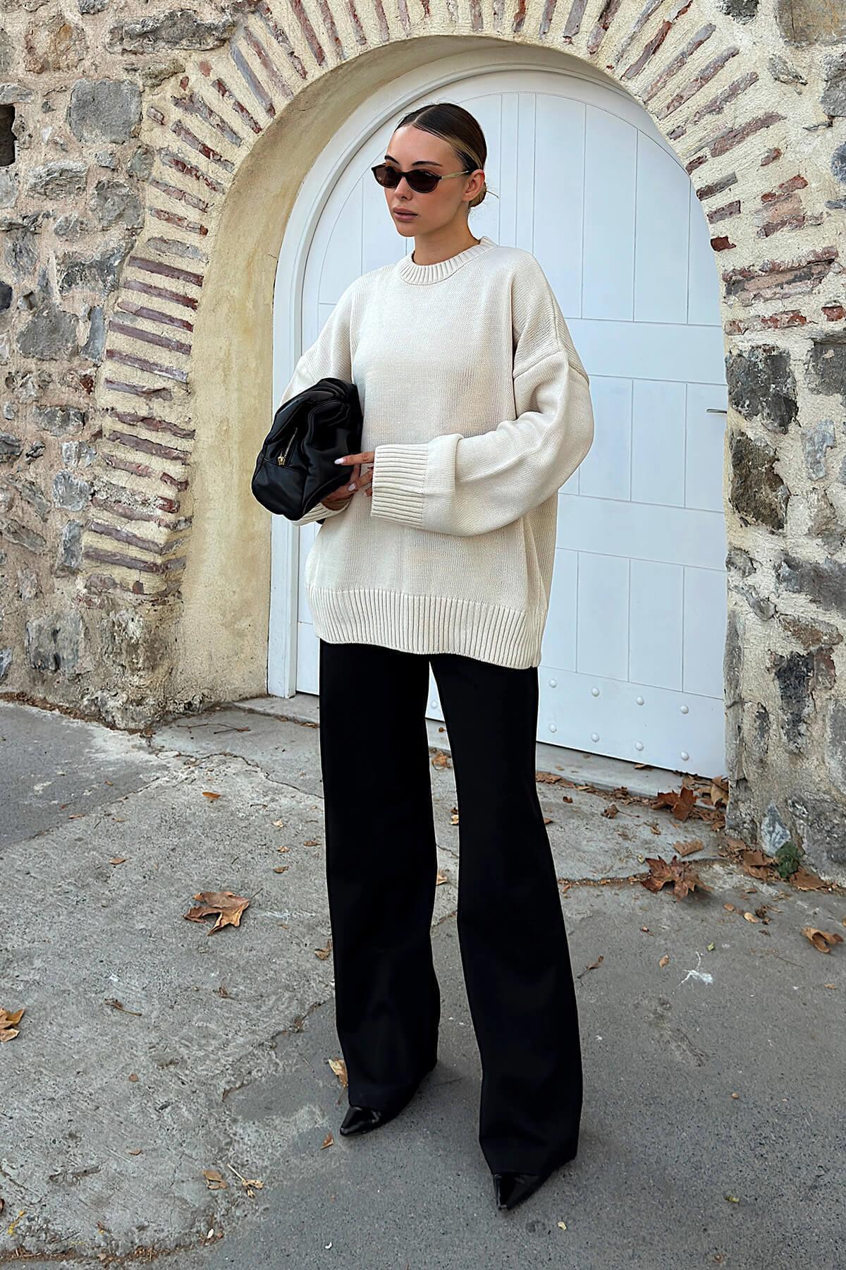 Swist Beżowy sweter damski z okrągłym dekoltem i dzianinowym nadrukiem Biscuit