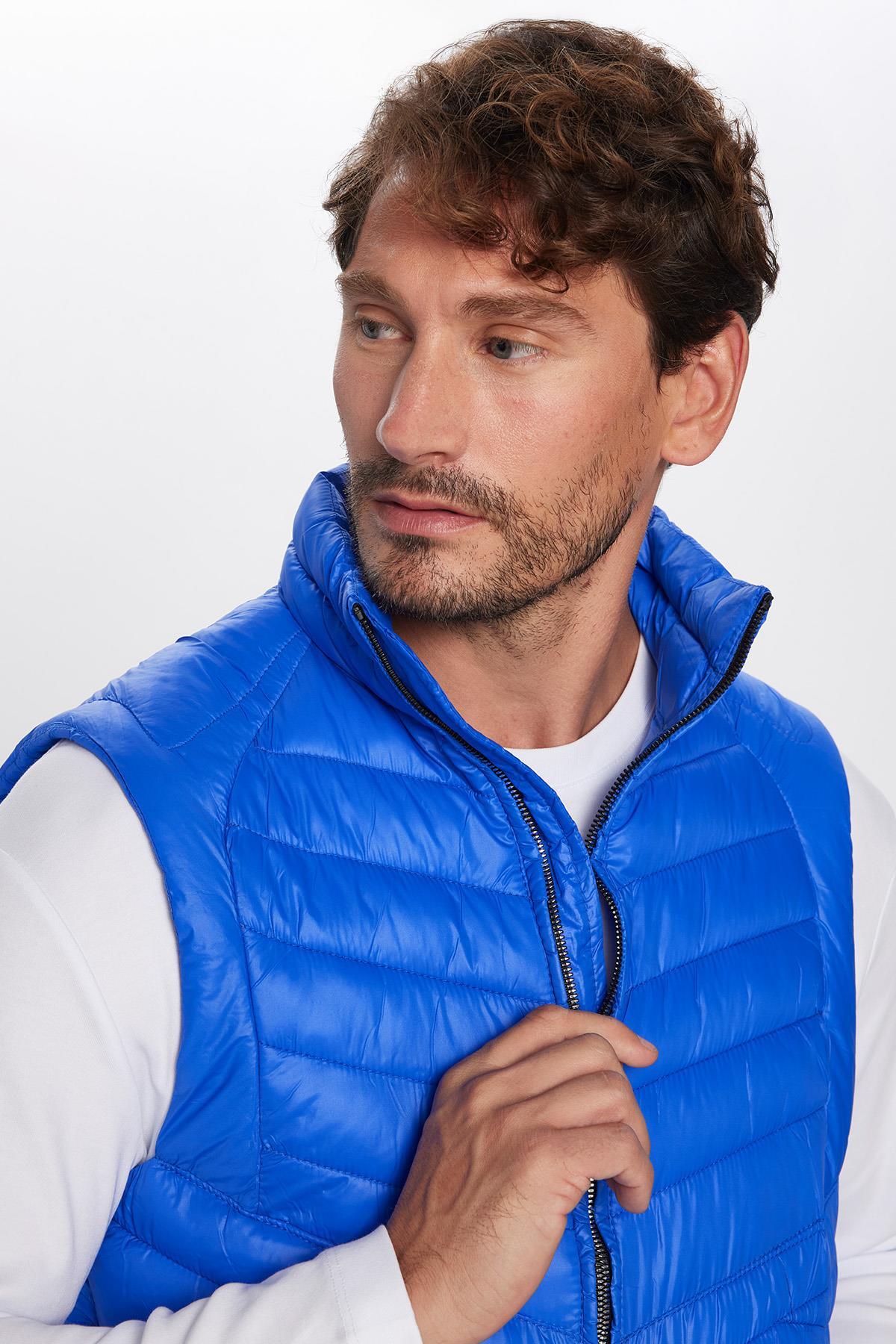 Tudors  Erkek Standart Fit Dik Yaka Cepli Fermuarlı Sıcak Tutan Saks Mavi Şişme Yelek - Görsel 2