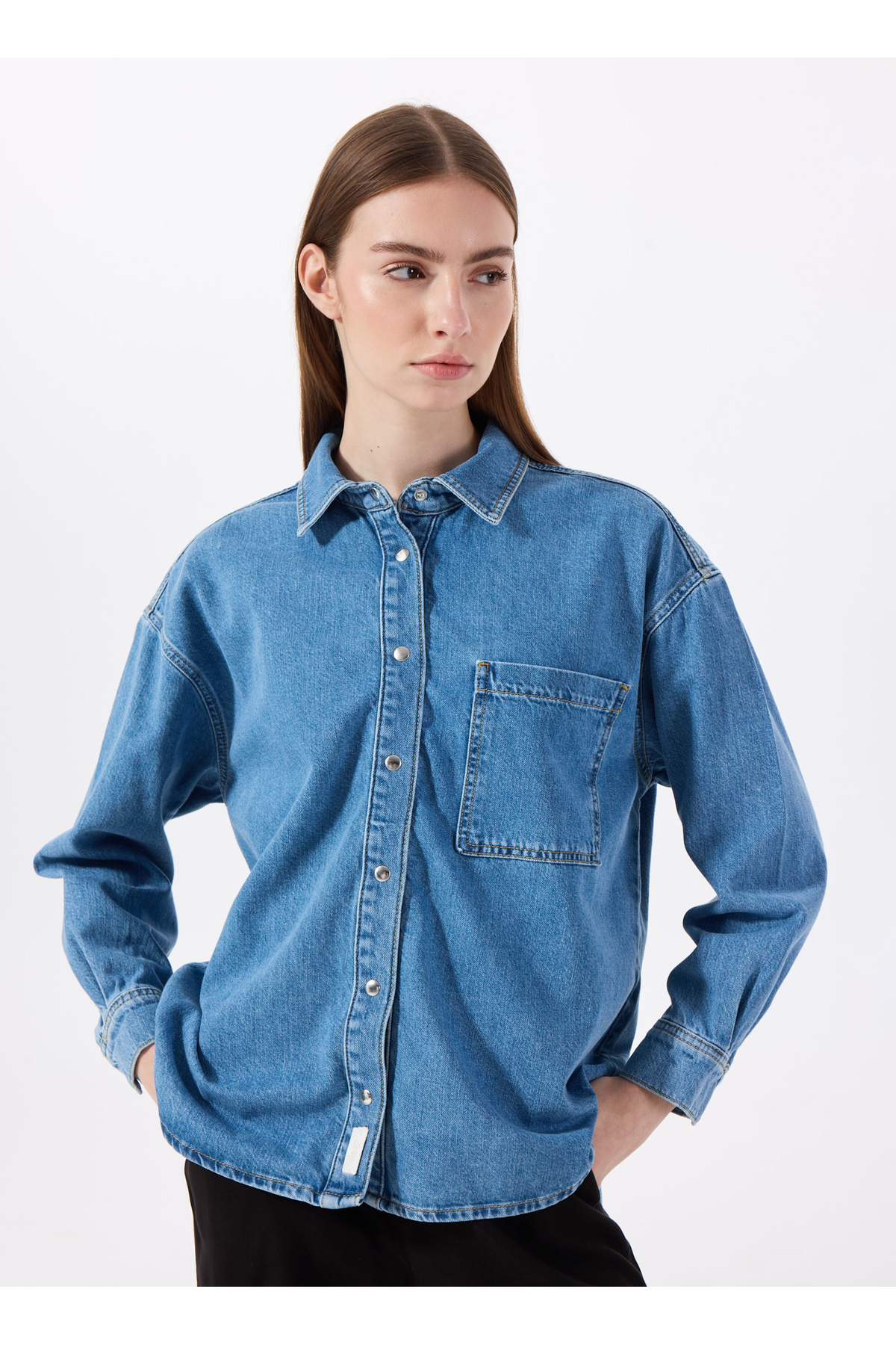 Jeep  Relaxed Gömlek Yaka Yıkamalı İndigo Kadın Denim Gömlek J5SL-GML7149 - Görsel 2