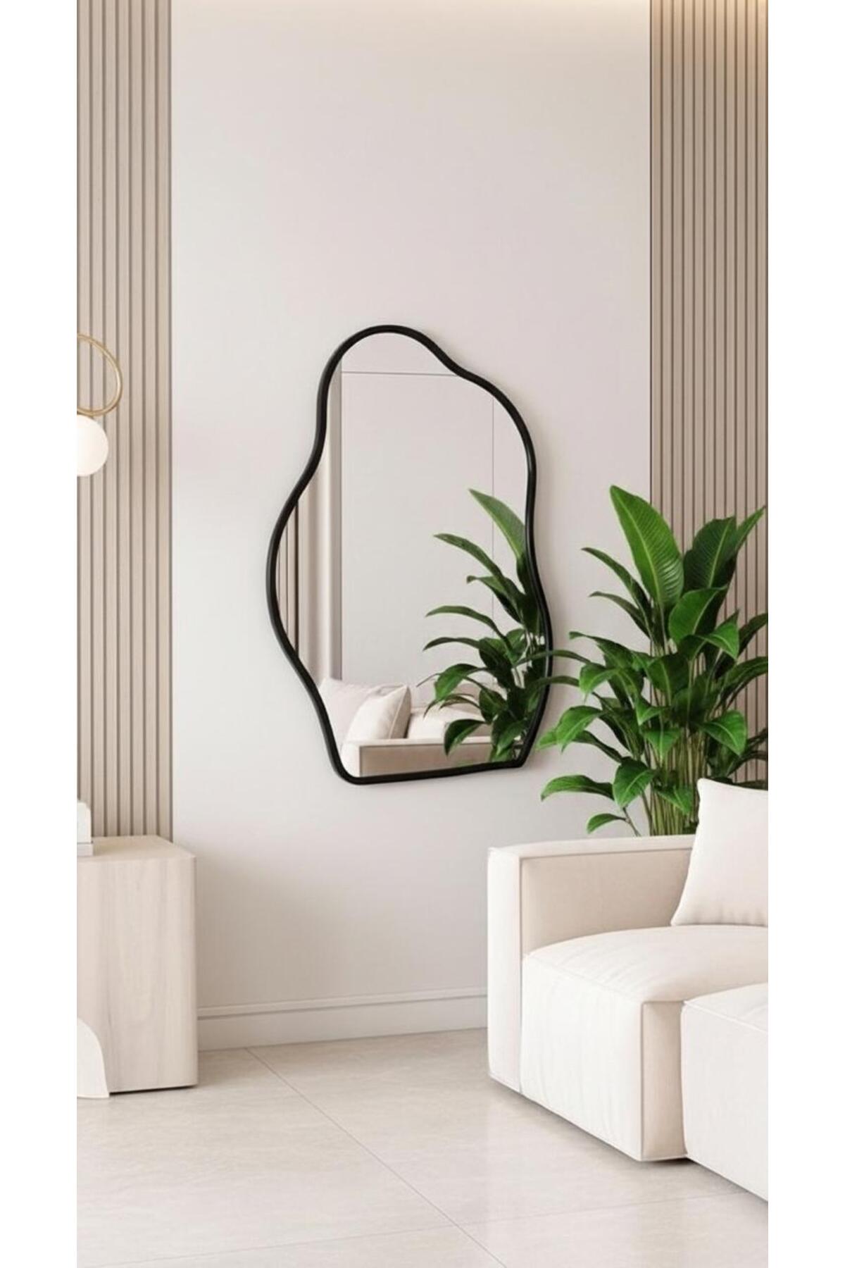 مرآة حائطية بتصميم غير منتظم وإطار معدني أسود، قيا...