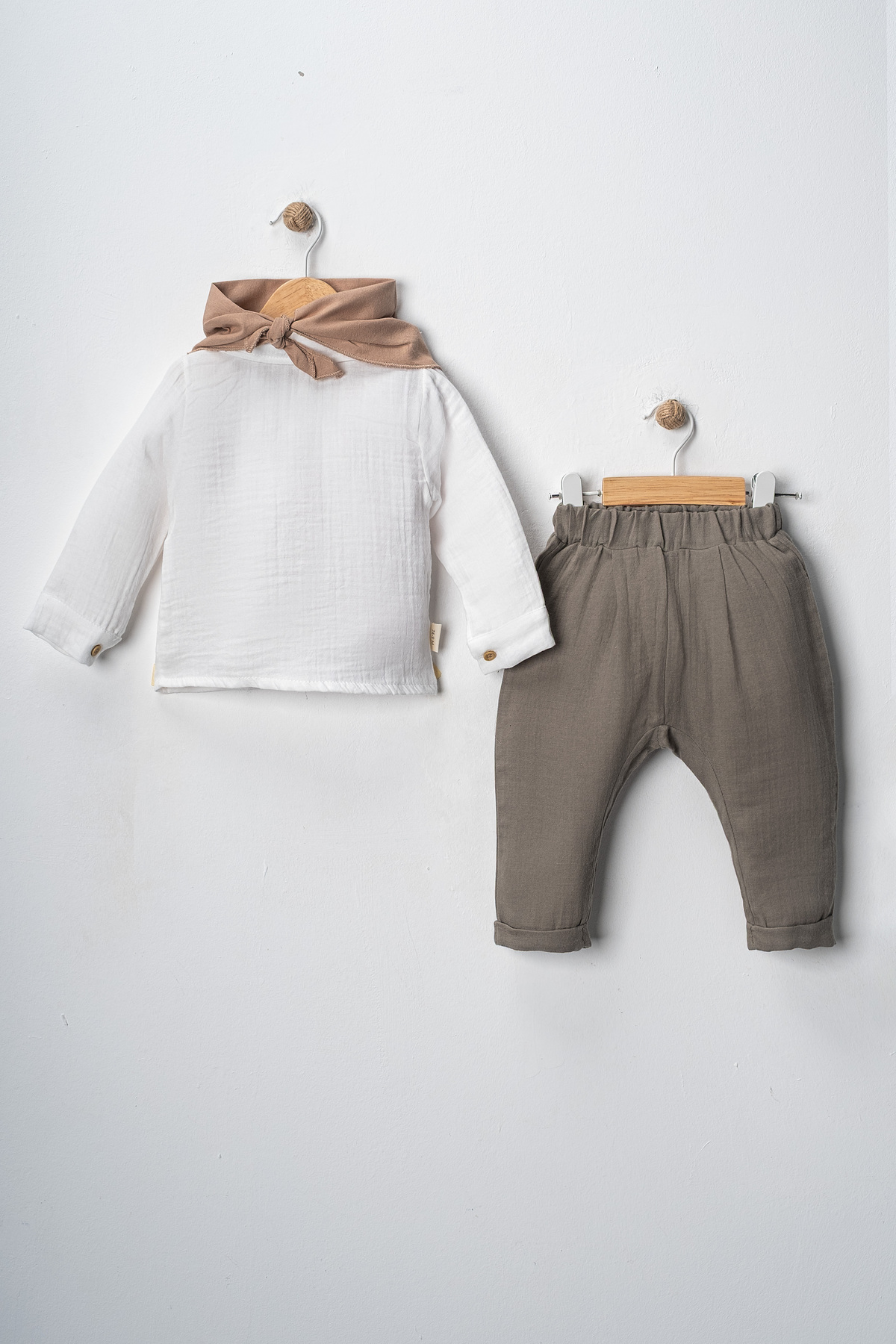 Lamonde Müslin 3’lü Kovboy Takım - Uzun Kollu Gömlek, Pantolon ve Yakalık - 9 - 24 Ay fotoğrafı 5 (önizleme)