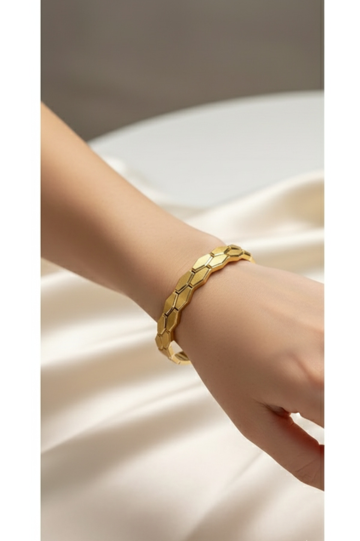 Seri Petek Desenli 14 Ayar Altın Kaplama Çelik Kelepçe