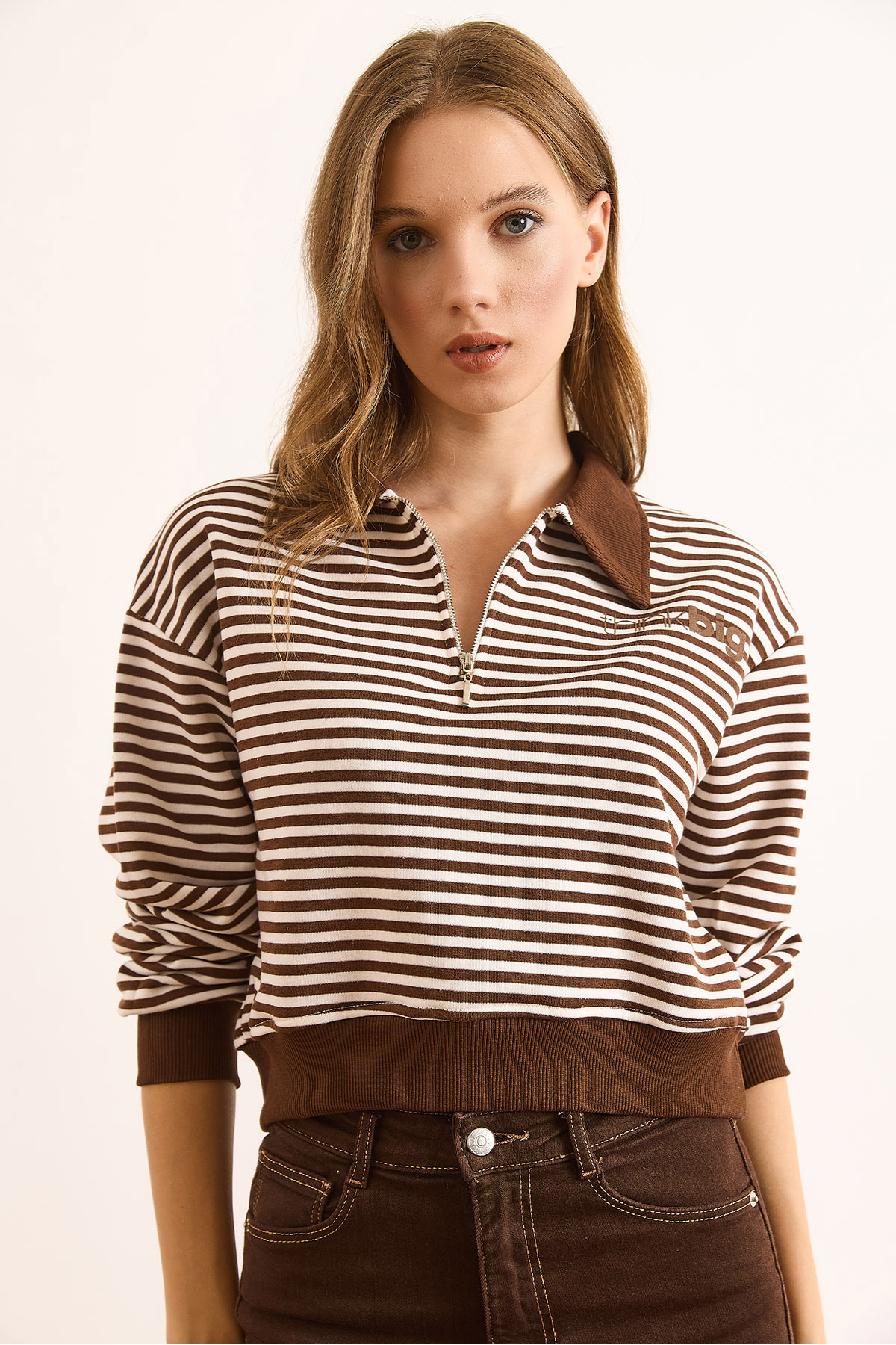 Olalook  Kadın Kahverengi Polo Yaka Fermuarlı Çizgili Şardonsuz Crop Sweatshirt SWT-19000746 - Görsel 5