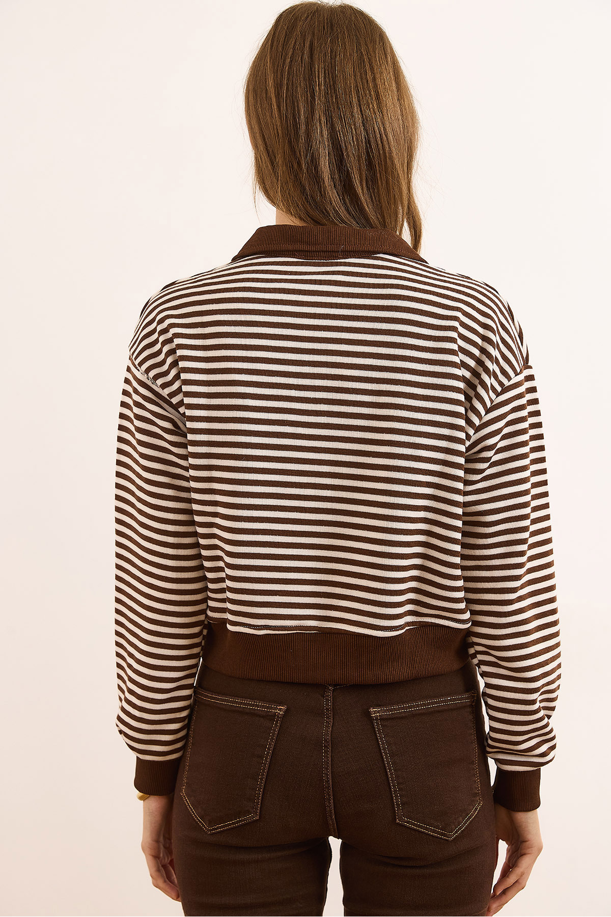 Olalook  Kadın Kahverengi Polo Yaka Fermuarlı Çizgili Şardonsuz Crop Sweatshirt SWT-19000746 - Görsel 2