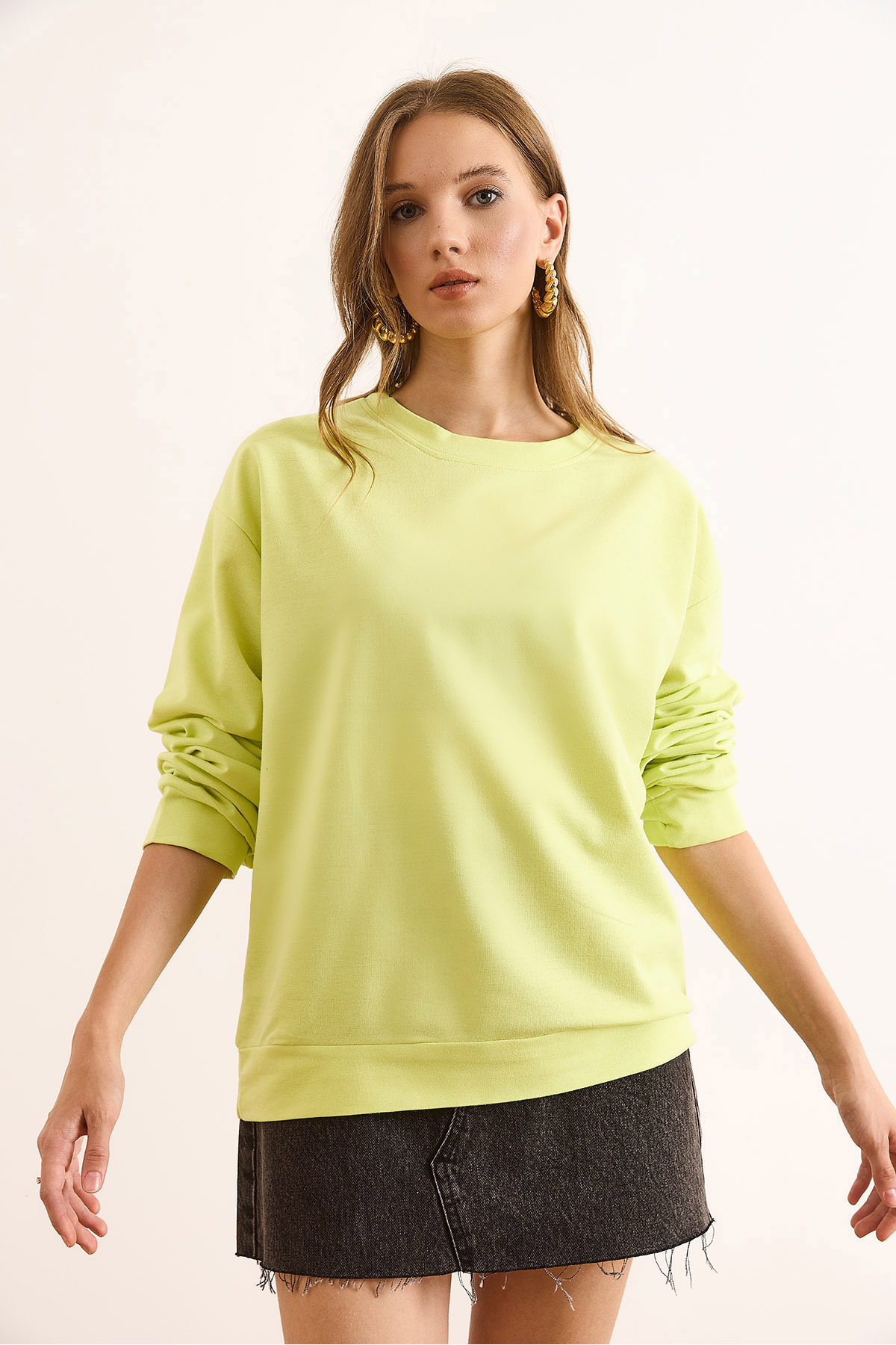 Olalook  Kadın Düz Neon Sarı Basic Yumuşak Dokulu Salaş Sweatshirt SWT-19000457 - Görsel 4
