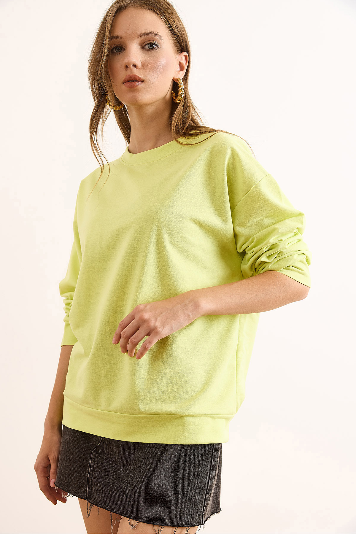 Olalook  Kadın Düz Neon Sarı Basic Yumuşak Dokulu Salaş Sweatshirt SWT-19000457 - Görsel 5