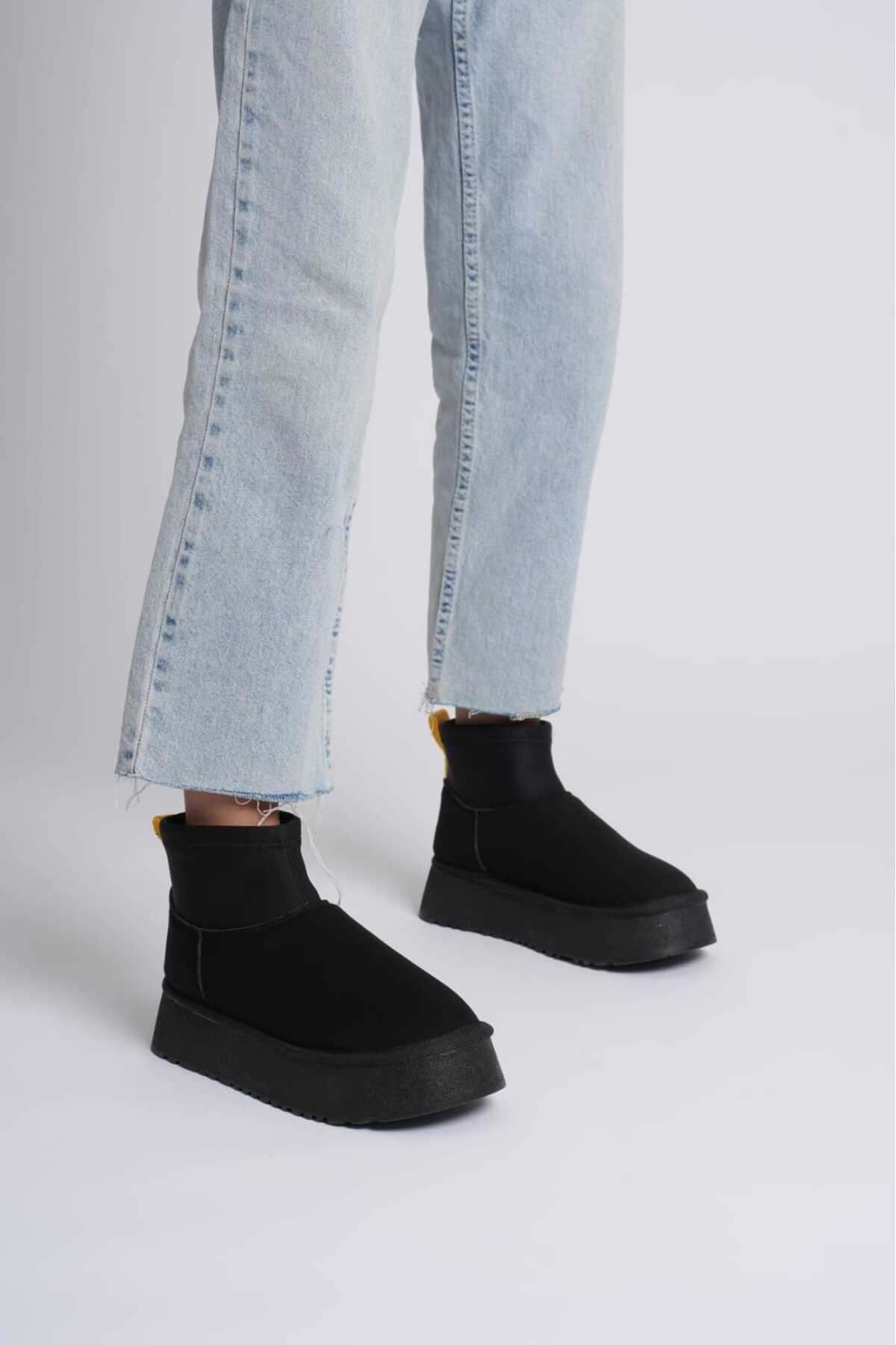 AYAKKABİSEPETİ Μαύρες γυναικείες μίνι μπότες από σουέτ με χοντρή σόλα με πυκνή γούνα εσωτερικά