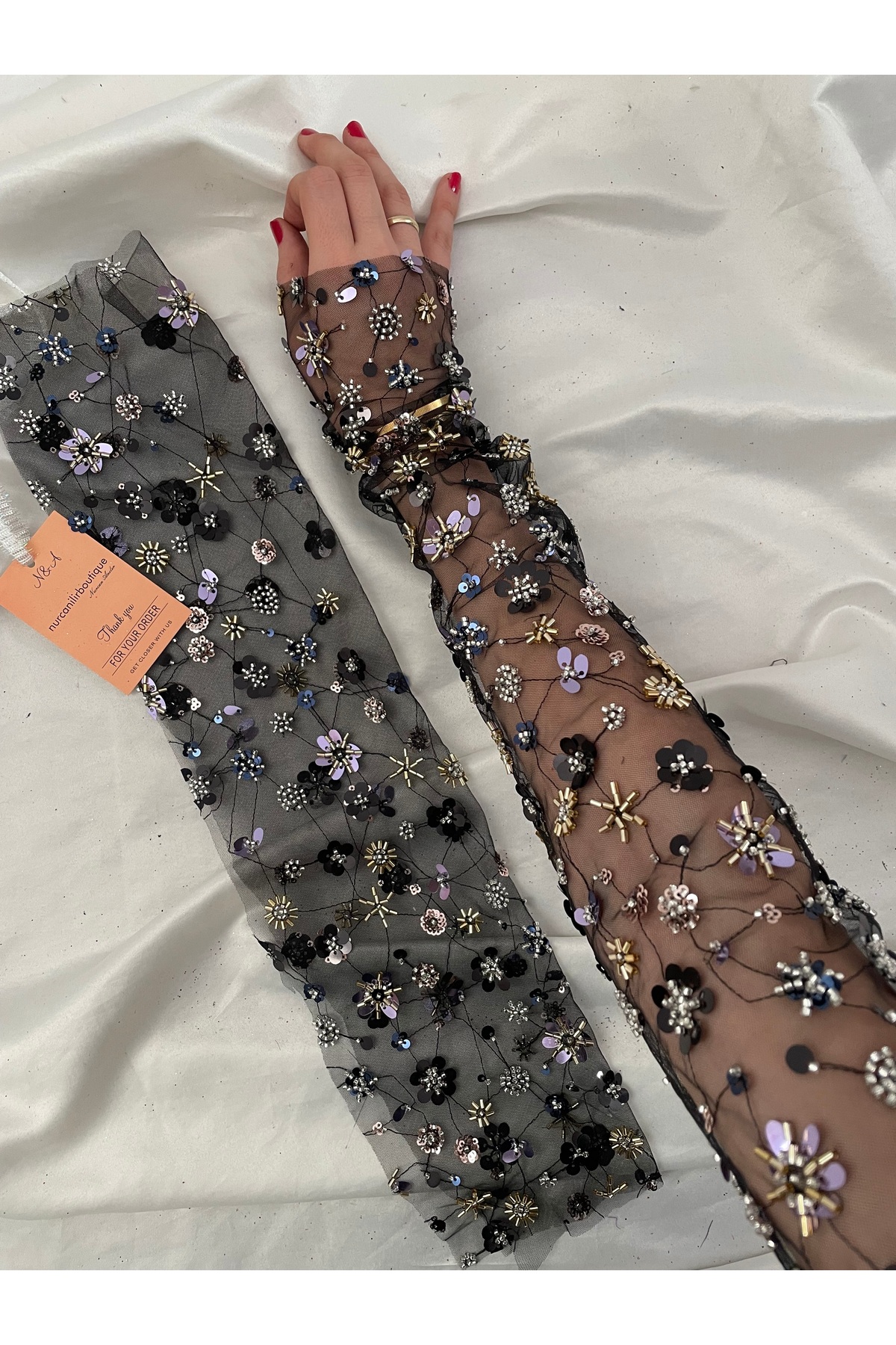 Nurcanilirboutique Taşlı pullu boncuklu özel tasarım eldiven kolluk görsel 2