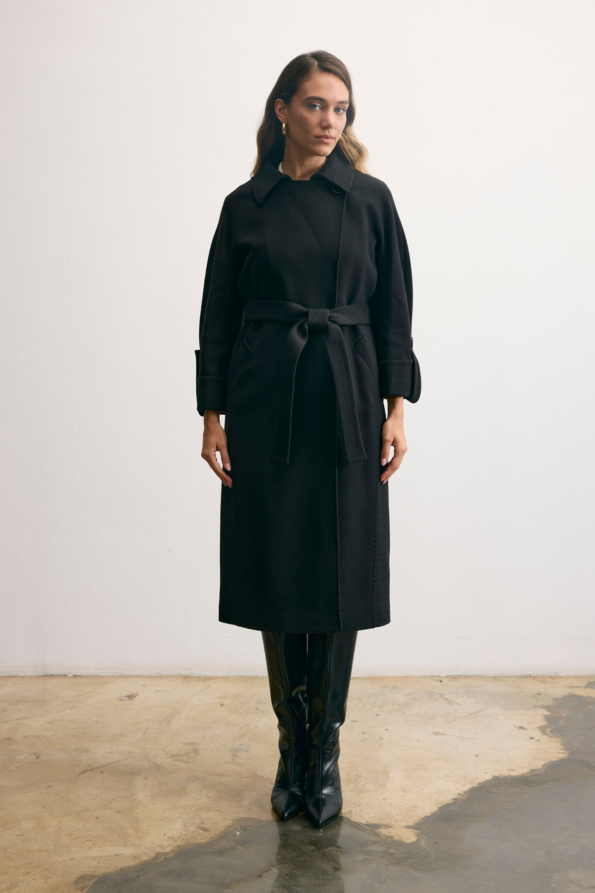 Kent  Geniş Yakalı Kuşaklı Uzun Siyah Kaban - Görsel 3