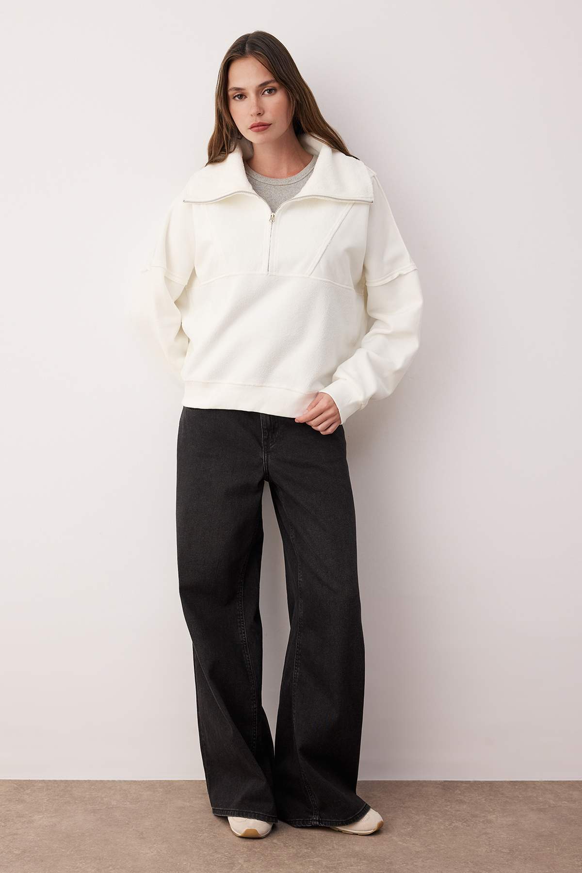 Trendyolmilla  Ekru Regular/Normal Kalıp Polar Fermuarlı Cep Detaylı Kalın Örme Sweatshirt TWOAW26SW00009 - Görsel 2