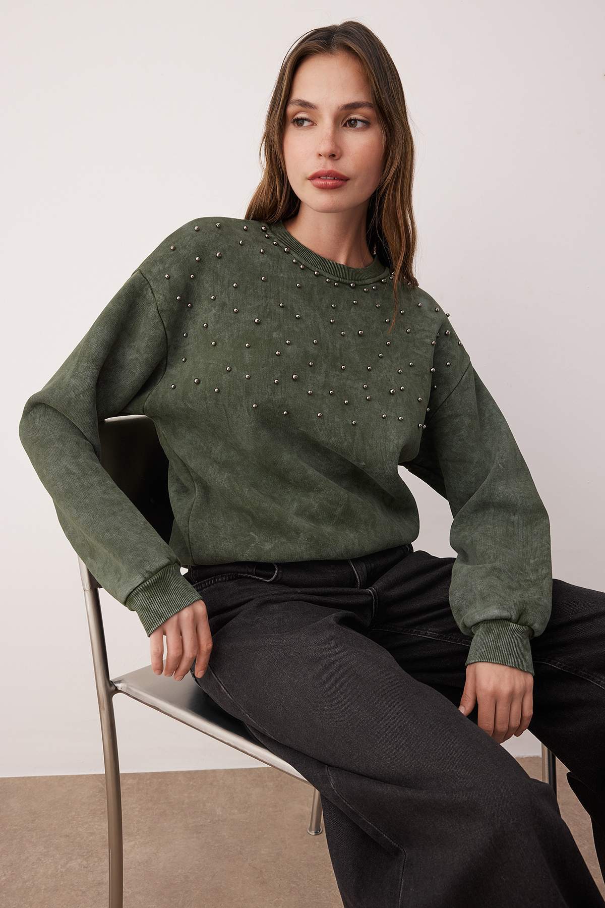 Trendyolmilla  Haki Eskitme/Soluk Efektli Kalın İçi Polarlı İnci Detaylı Regular Örme Sweatshirt TWOAW24SW00152 - Görsel 2