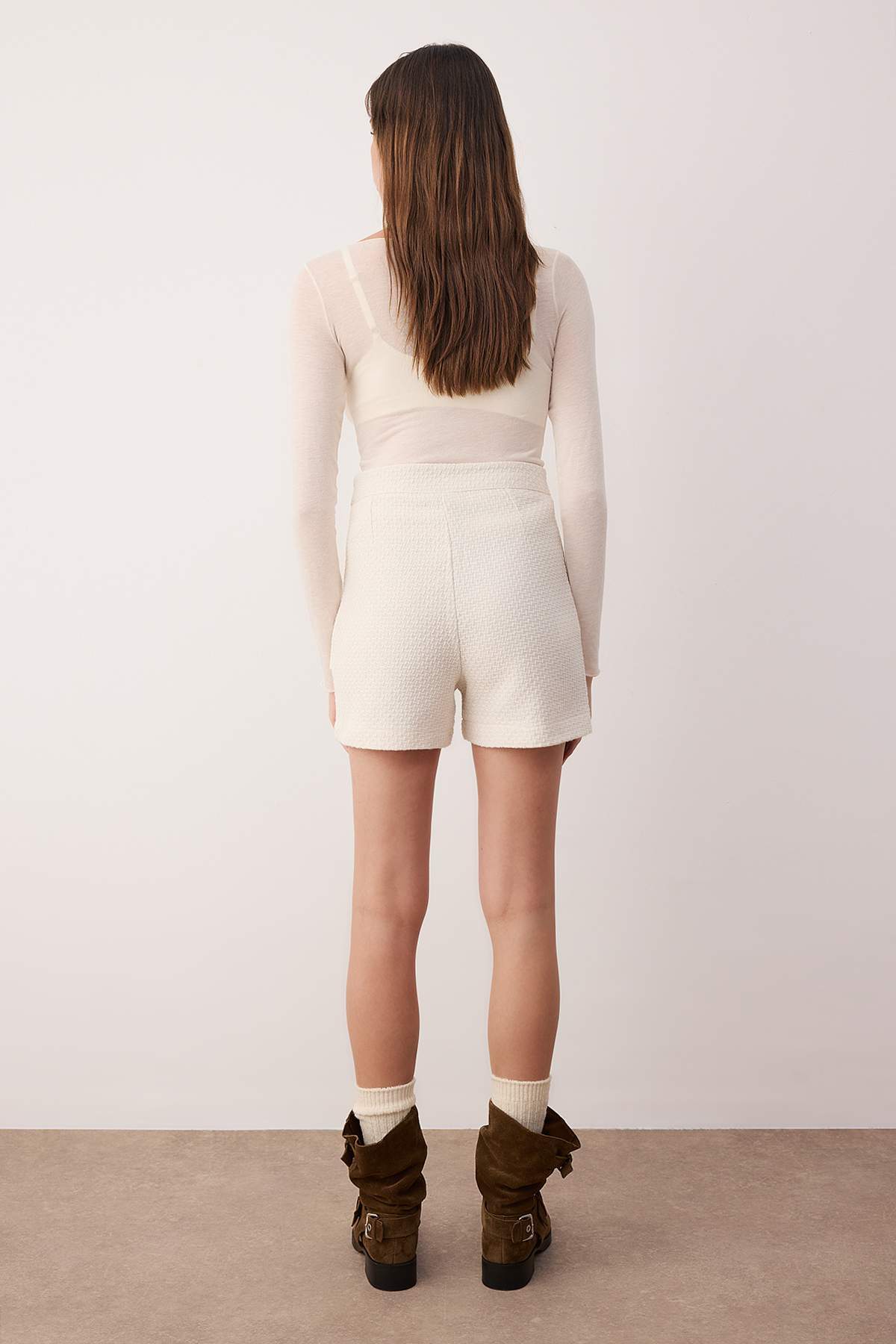 Trendyolmilla  Taş Dokuma Tüvit Etek Görünümlü Şort TWOAW26SR00002 - Görsel 5