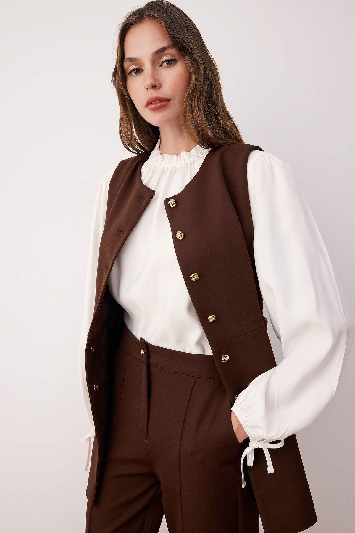 Trendyol Modest Dunkelbraunes Oberteil mit Knopfdetail und gewebtem Unterteil – Set TCTAW26US00054