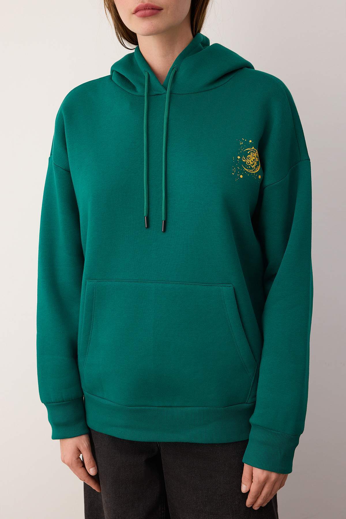 Trendyolmilla  Zümrüt Yeşili Kalın İçi Polarlı Kapüşonlu Baskılı Oversize Örme Sweatshirt TWOAW24SW00136 - Görsel 3