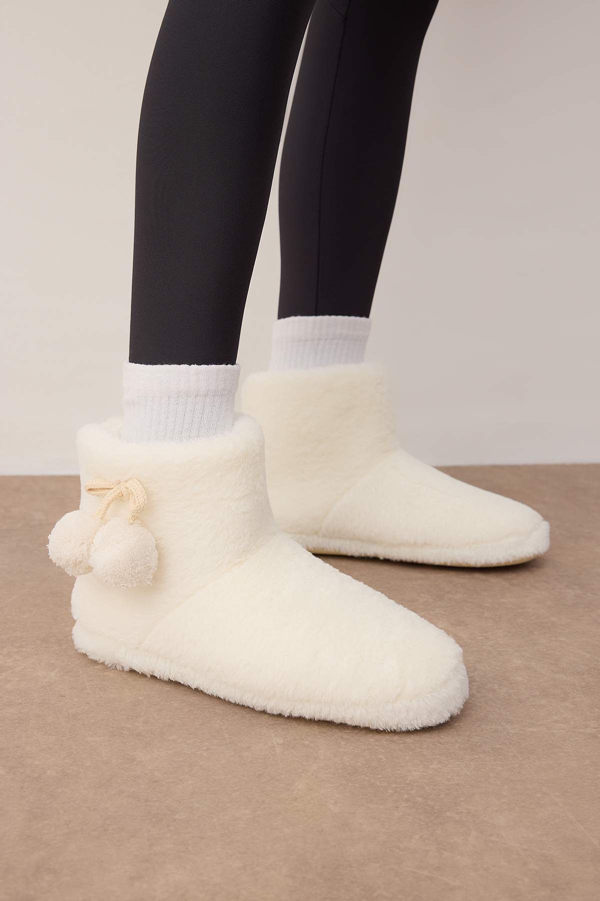 Trendyolmilla Shoes Ekru Ponpon Detaylı Peluş Kadın Panduf Ev Botu