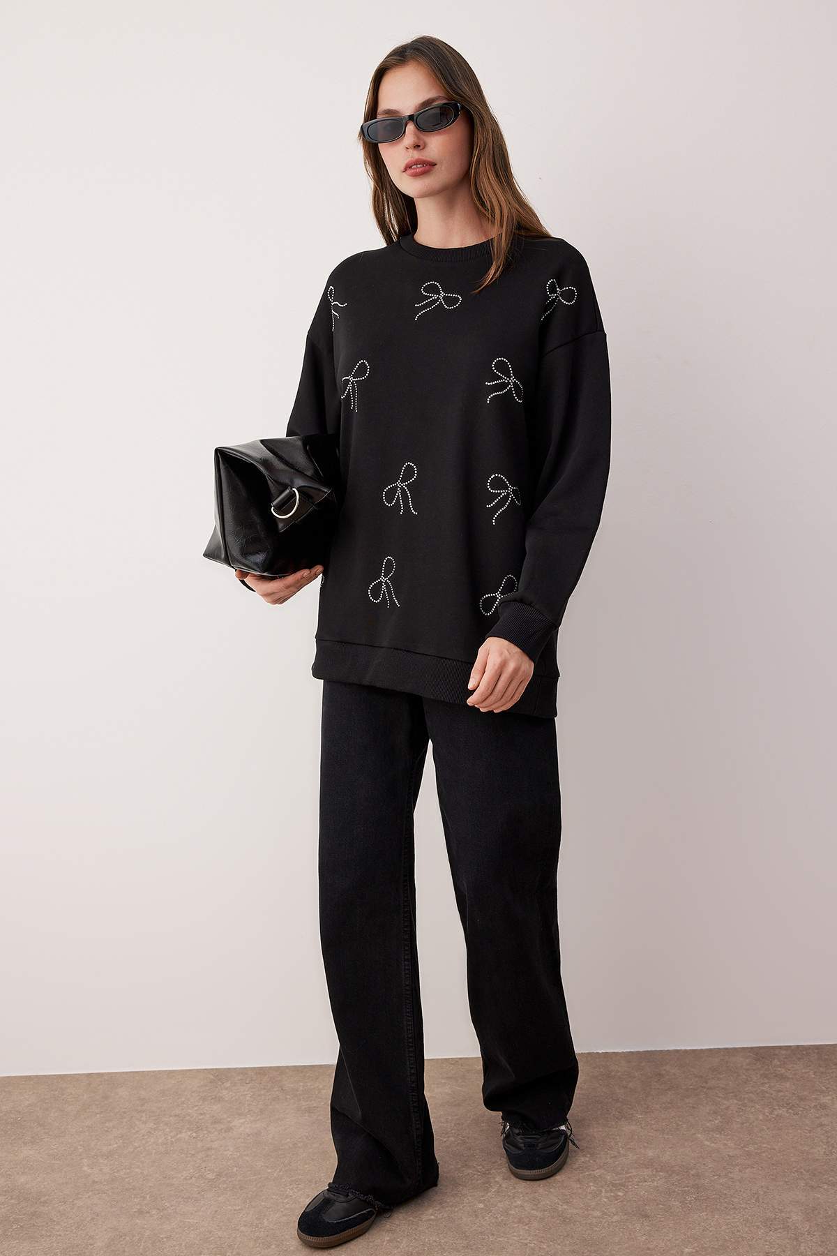 Trendyolmilla Modest Siyah Taş Fiyonk Detaylı 3 İplik Ekstra Geniş Oversize Örme Sweatshirt TCTAW26TW00002