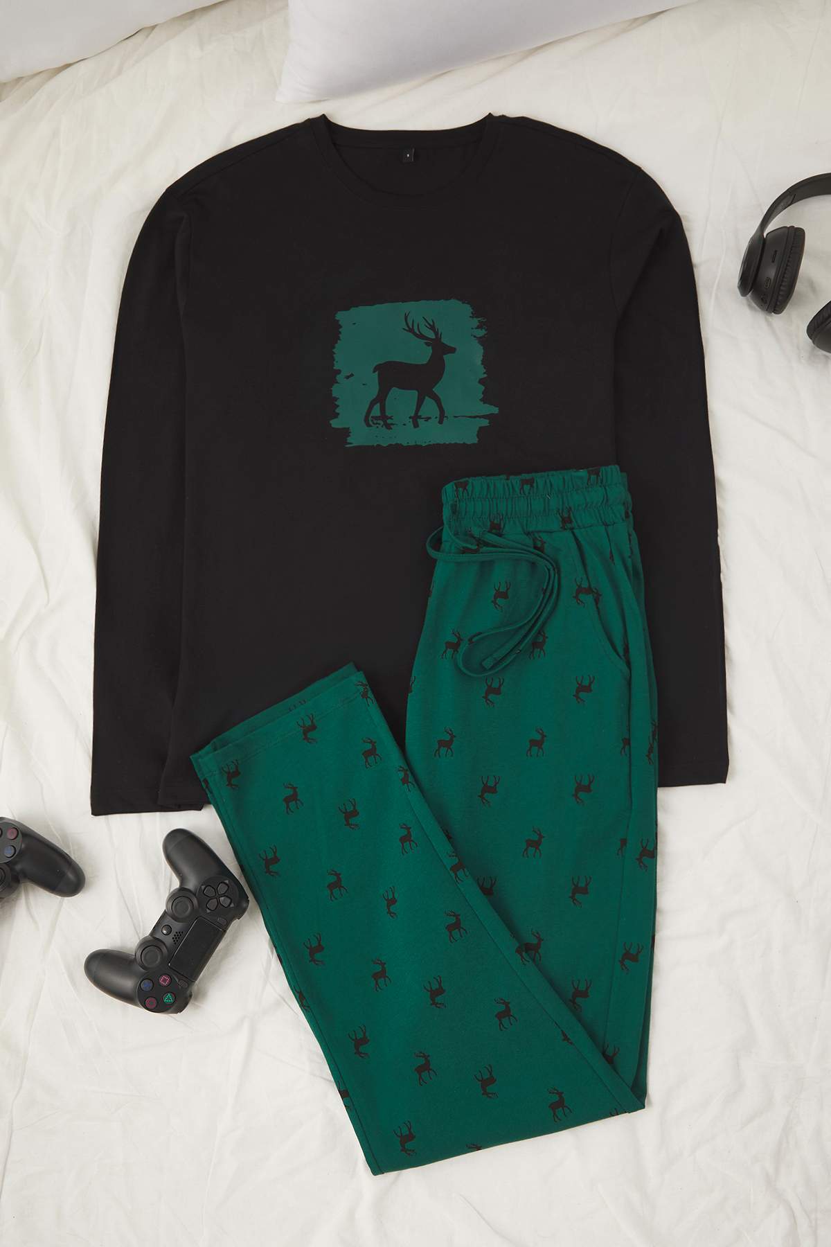 Trendyolmilla Man Zümrüt Yeşili Geyik Baskılı Regular Fit Örme Pijama Takımı TMNAW25PT00040