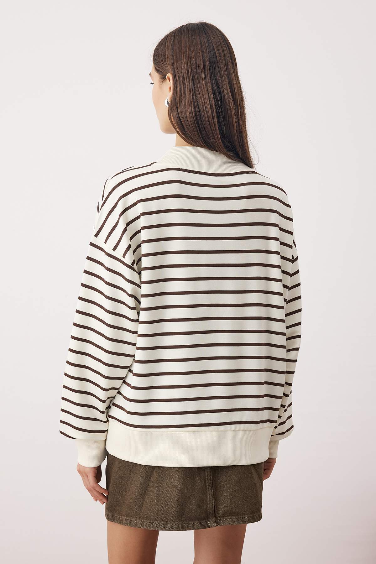 Trendyolmilla  Kahverengi Çizgili Oversize/Geniş Kalıp Örme Sweatshirt TWOAW26SW00102 - Görsel 4