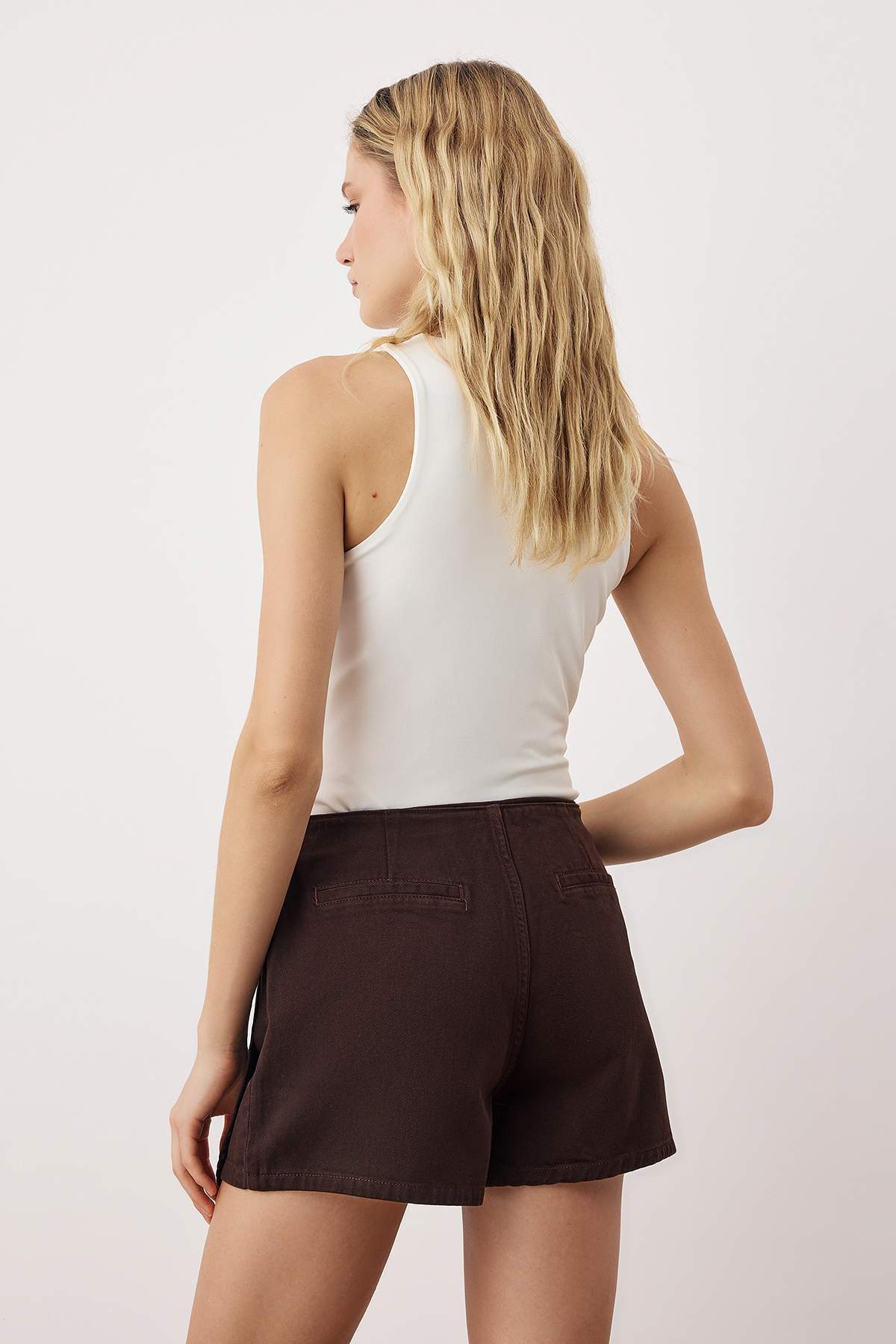 Trendyolmilla  Kahverengi Kemer Detaylı Mini Denim Şort Etek TWOAW26ET00074 - Görsel 4