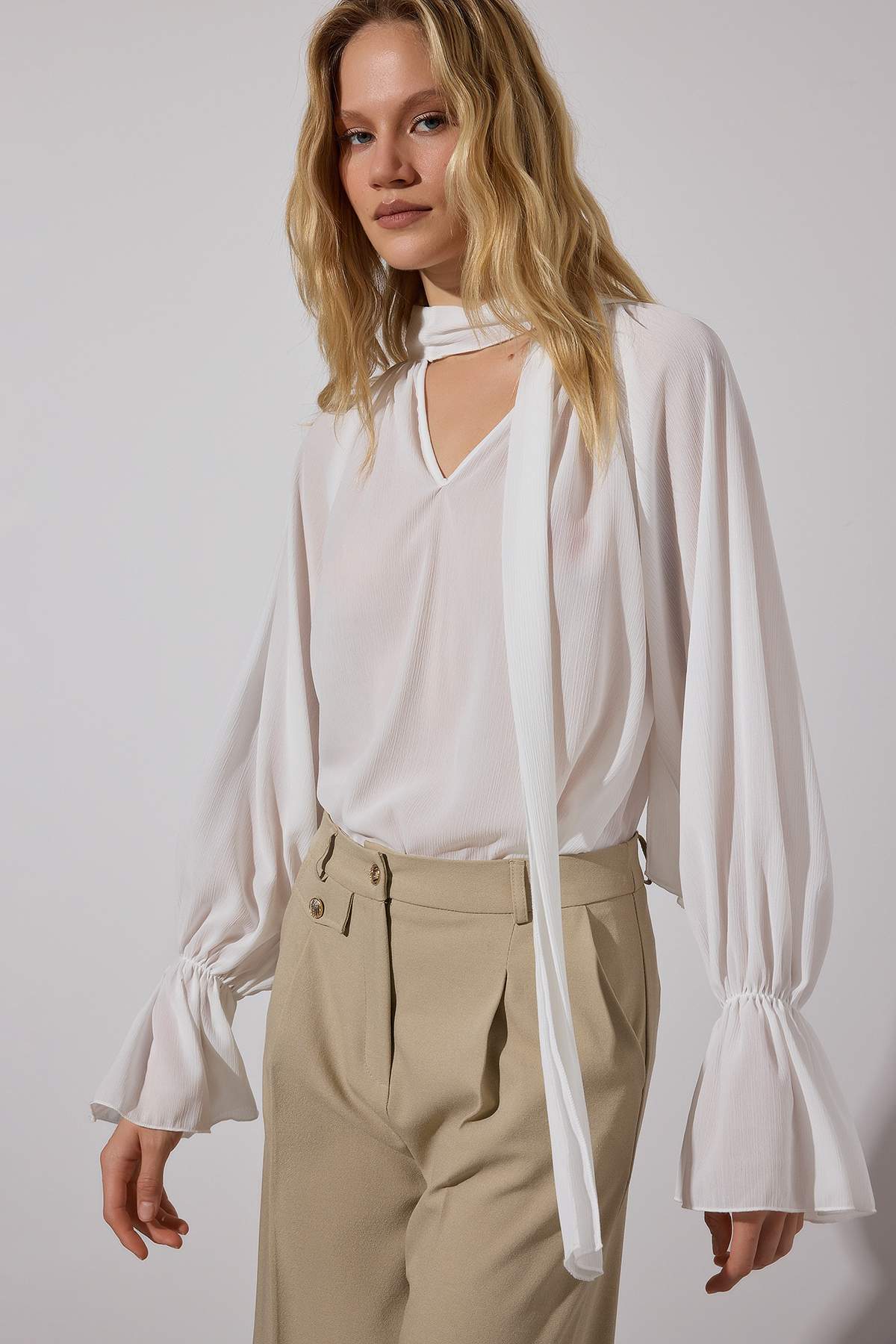 Trendyolmilla  Beyaz Boyundan Bağlamalı Astarsız Dokuma Party Bluz TPRAW26BZ00025 - Görsel 5