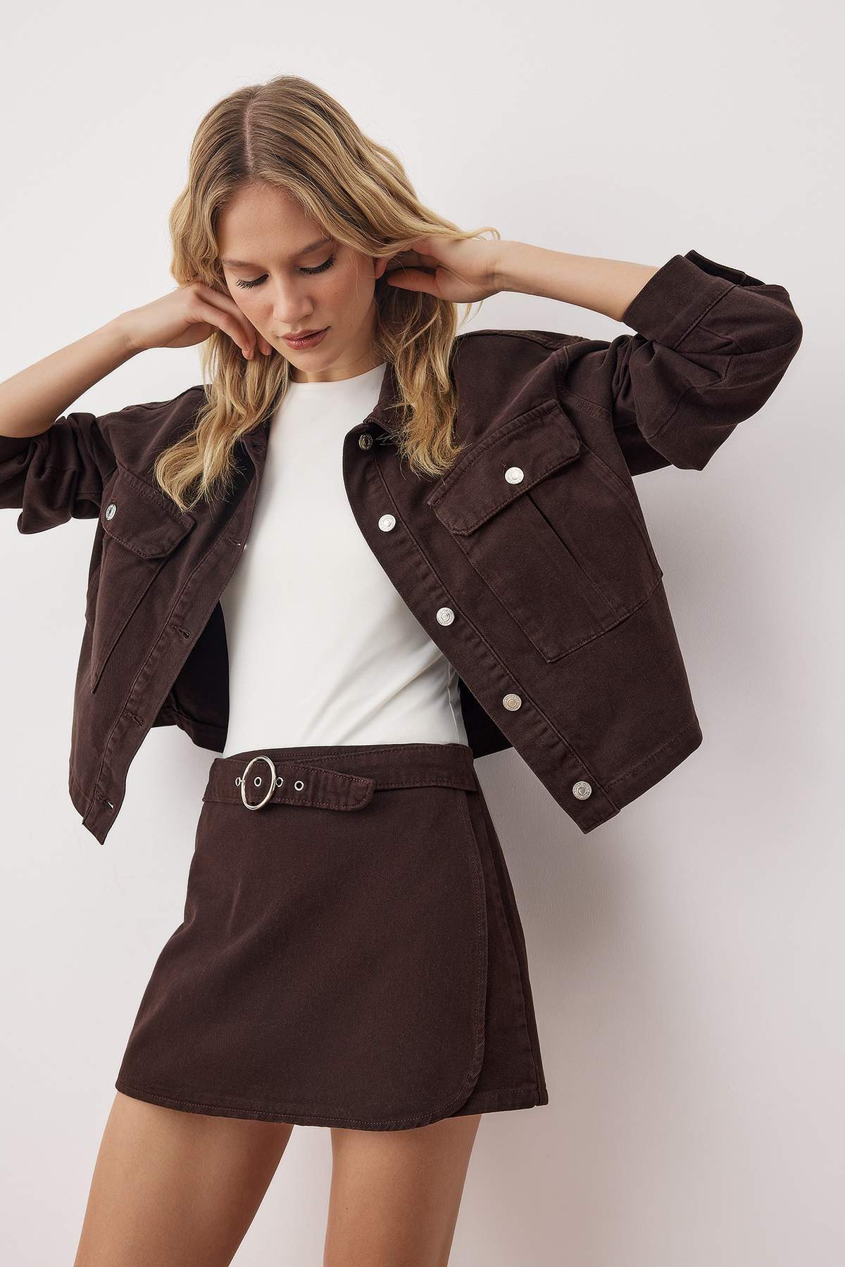 Trendyolmilla  Kahverengi Kemer Detaylı Mini Denim Şort Etek TWOAW26ET00074