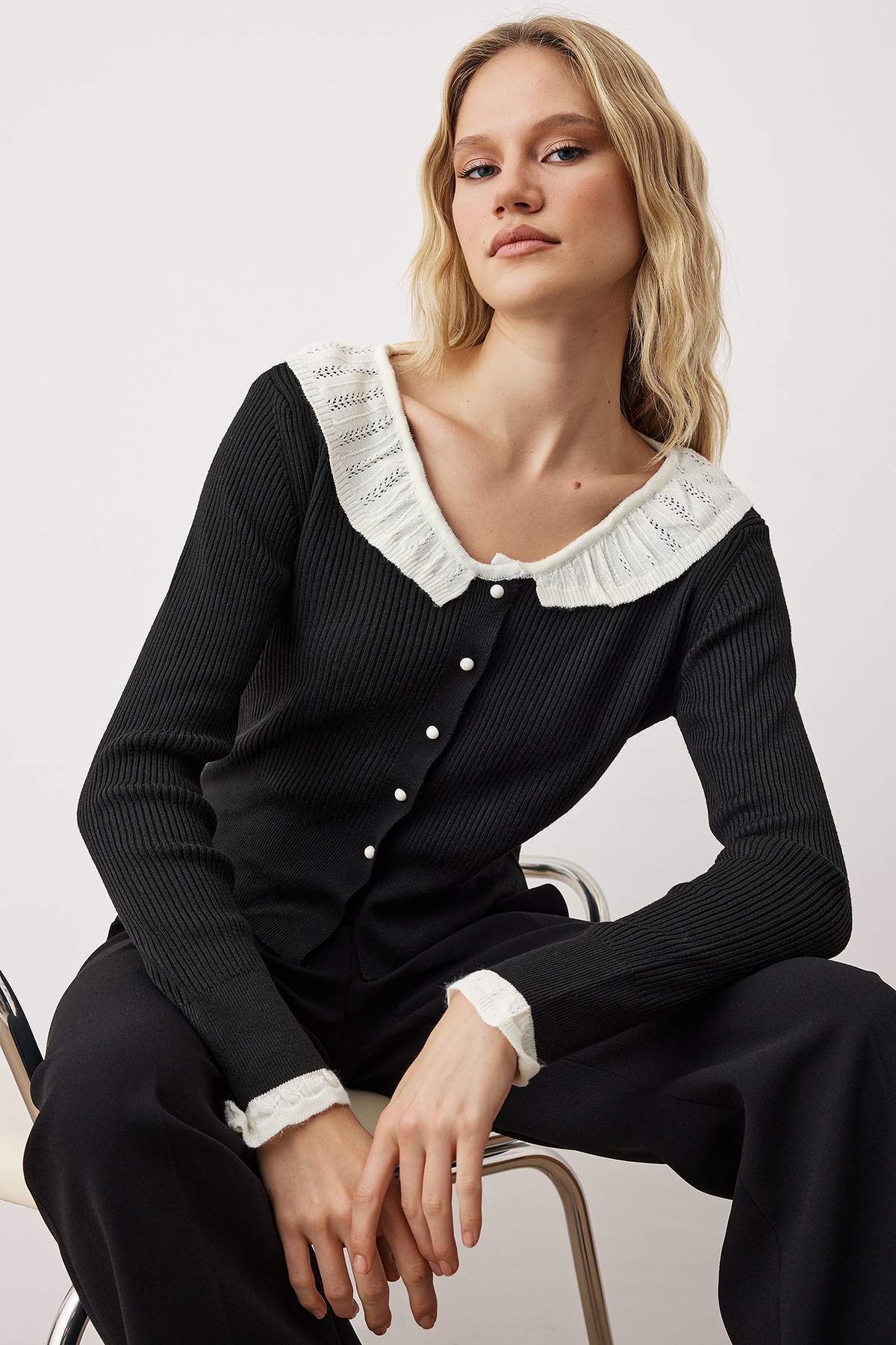 Trendyolmilla Siyah Dantel Yaka Detaylı Renk Bloklu Fitted/Vücudu Saran Triko Hırka TWOAW26HI00031