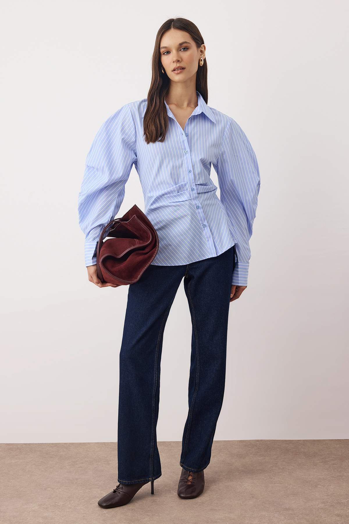 Trendyolmilla  Açık Mavi Balon Kol Detaylı Bele Oturan Asimetrik Fitted Gömlek TWOSS25GO00155