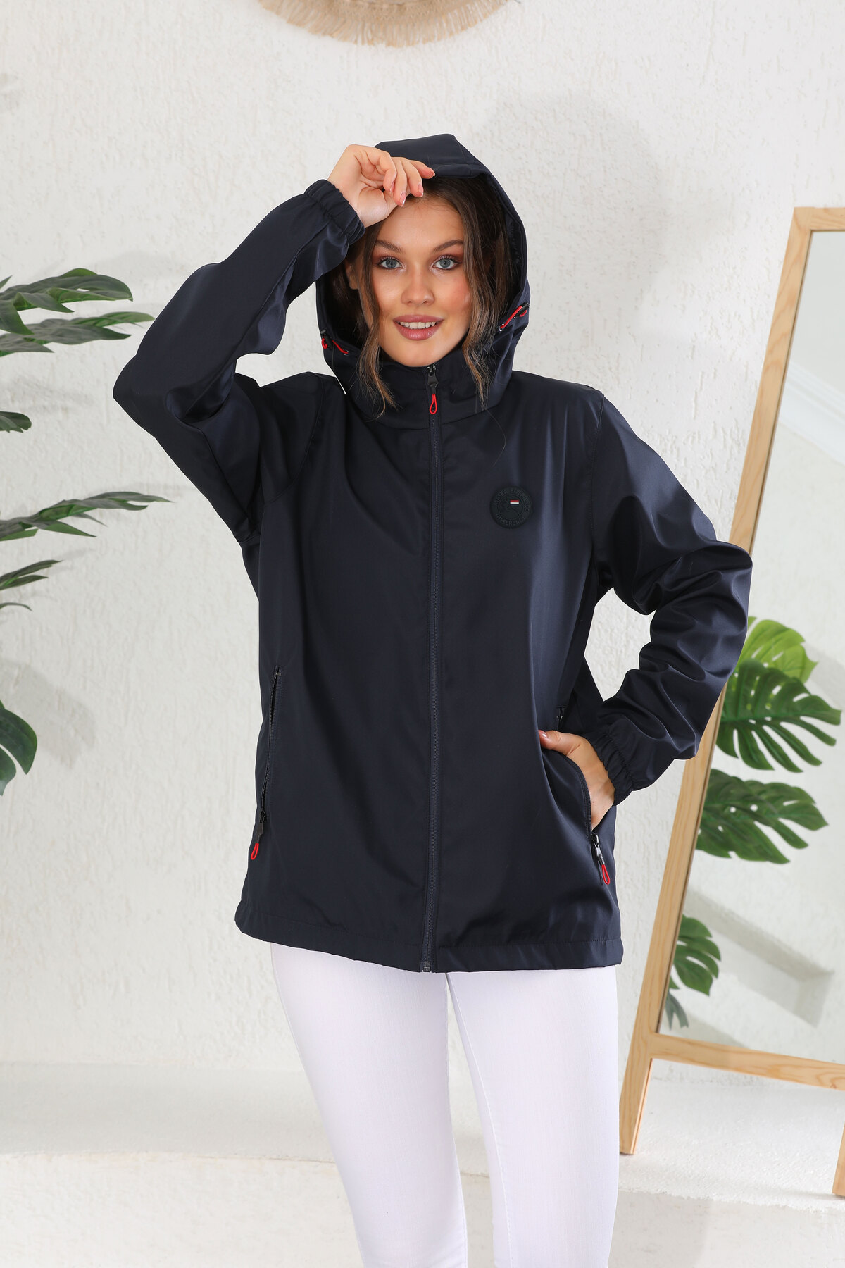 QAWWA  Kadın Kapüşonlu Su ve Rüzgar Geçirmez Cepli İçi Astarlı Ultra Hafif Mevsimlik Yağmurluk - Görsel 3