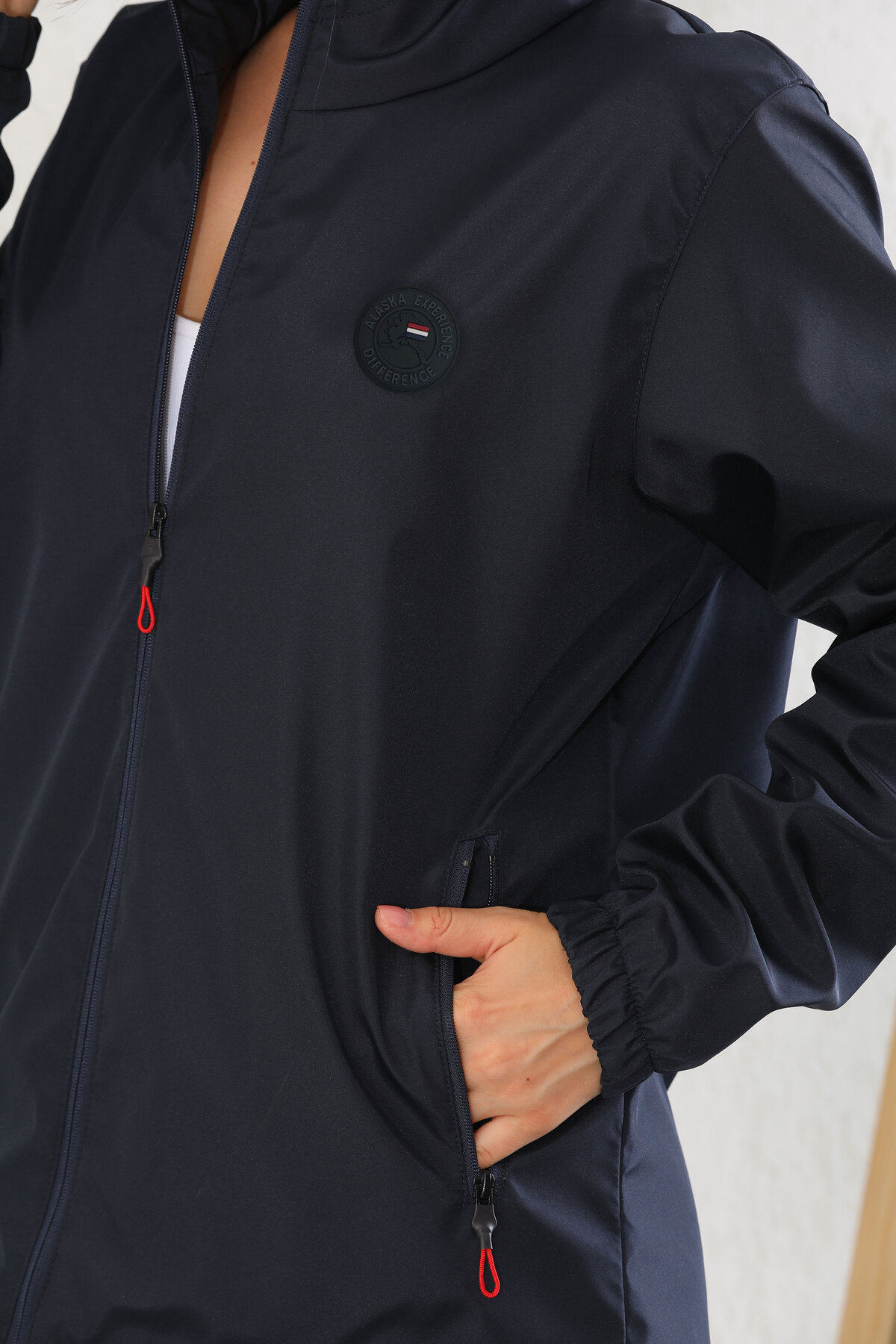 QAWWA  Kadın Kapüşonlu Su ve Rüzgar Geçirmez Cepli İçi Astarlı Ultra Hafif Mevsimlik Yağmurluk - Görsel 7