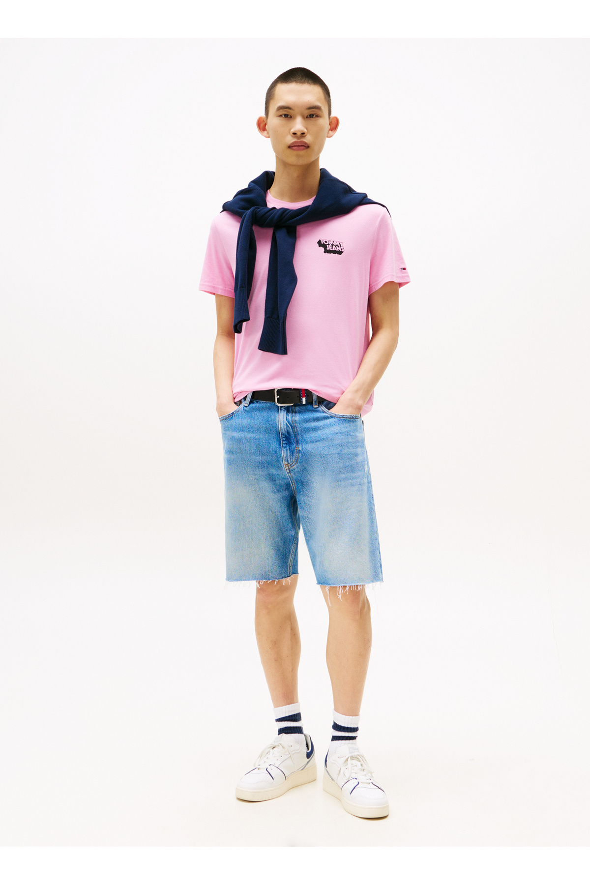 تامی جینز تی‌شرت مردانه صورتی یقه گرد طرح‌دار DM0DM21539U06 تی‌شرت طرح اسلیم استک با لوگو TJM